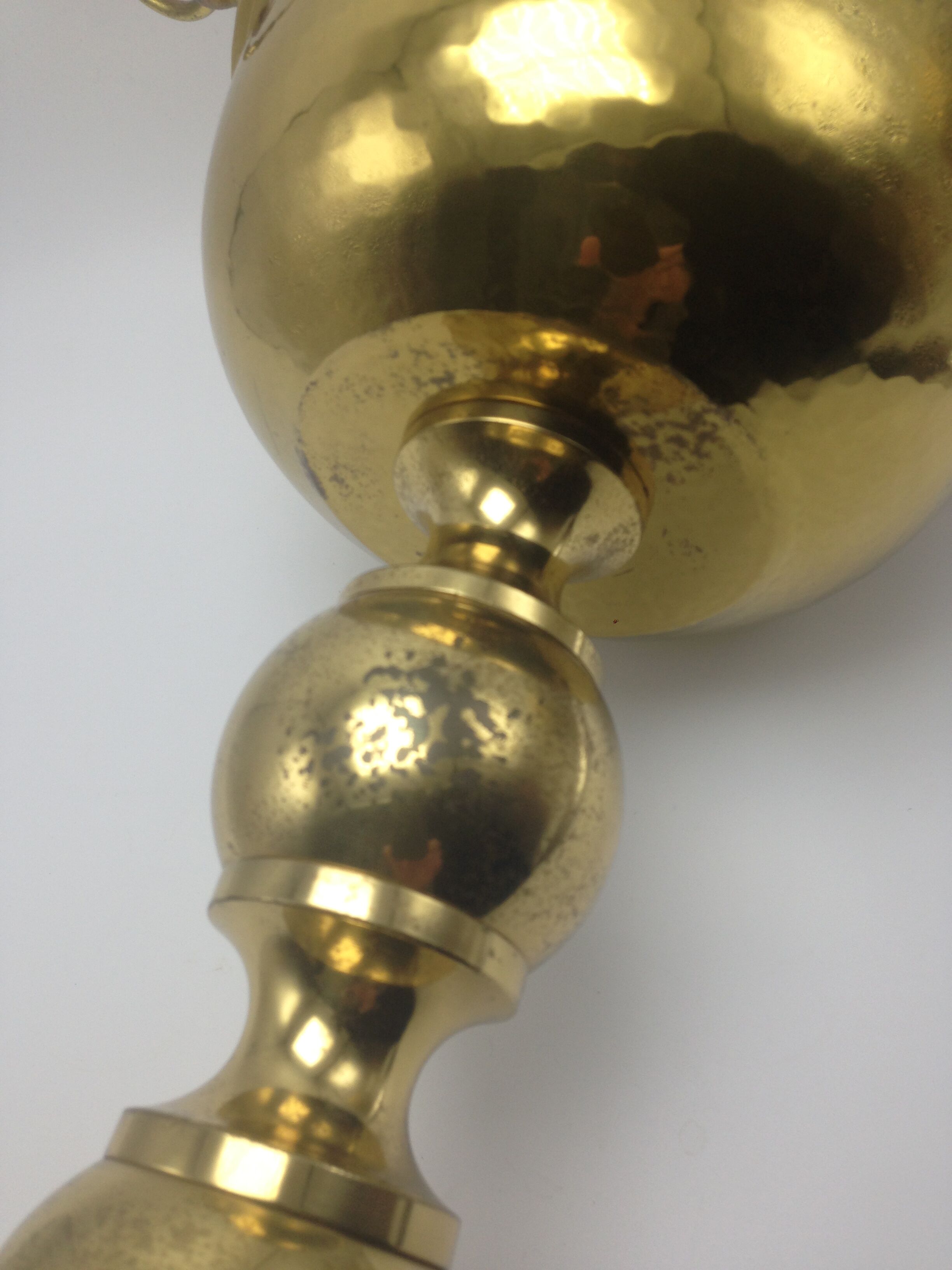 Old planter on foot in hammered brass pushed back height 44 cm