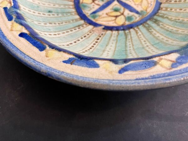 Plat Mokhfia Fès Maroc XVIIIe faïence polychrome à décor de mille pattes