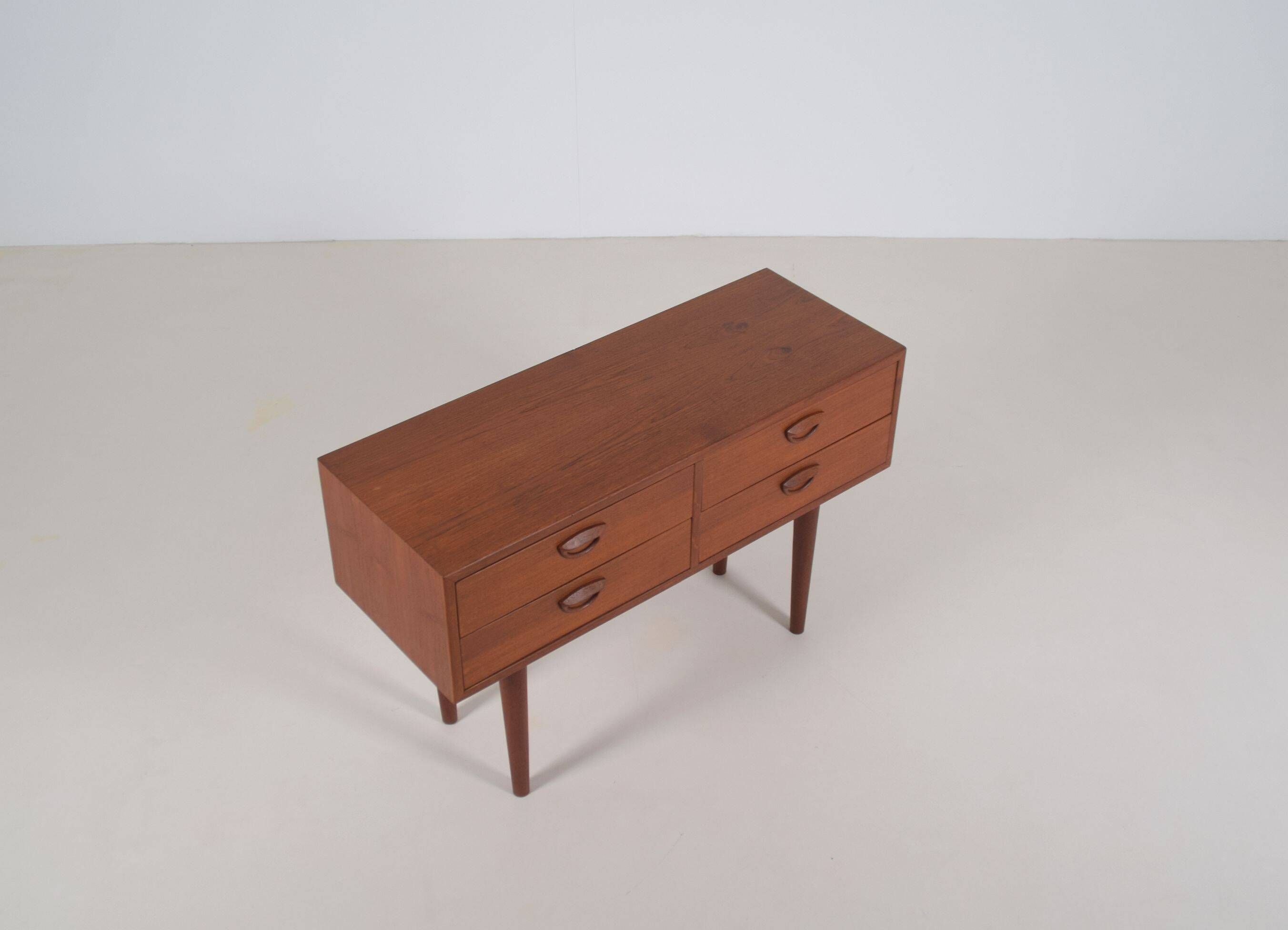 Commode danoise conçue par Kai Kristiansen pour FM Mobler, années 1960.