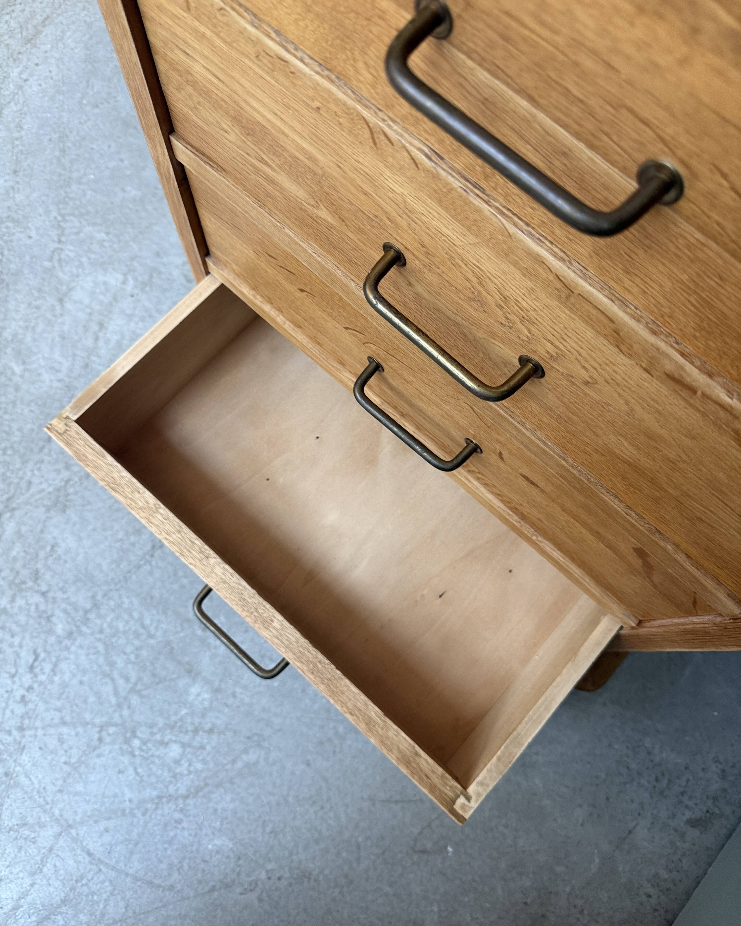 Petite commode vintage en chêne (restaurée)
