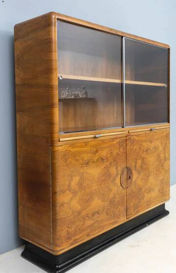 Vitrine Art Déco attribuée à Jindřich Halabala, placage de noyer, années 1930, Tchécoslovaquie