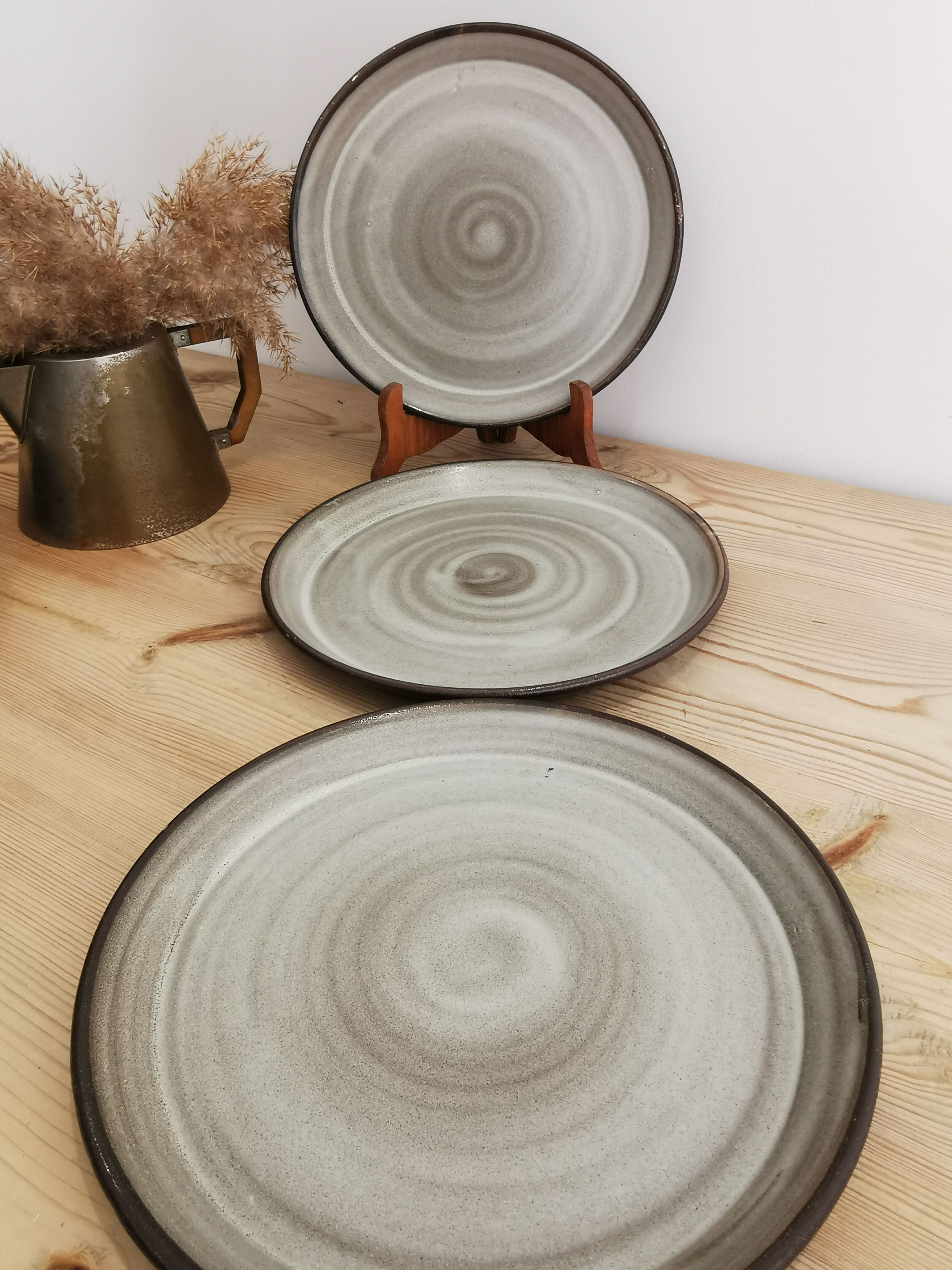 8 flat plates in vintage ceramic