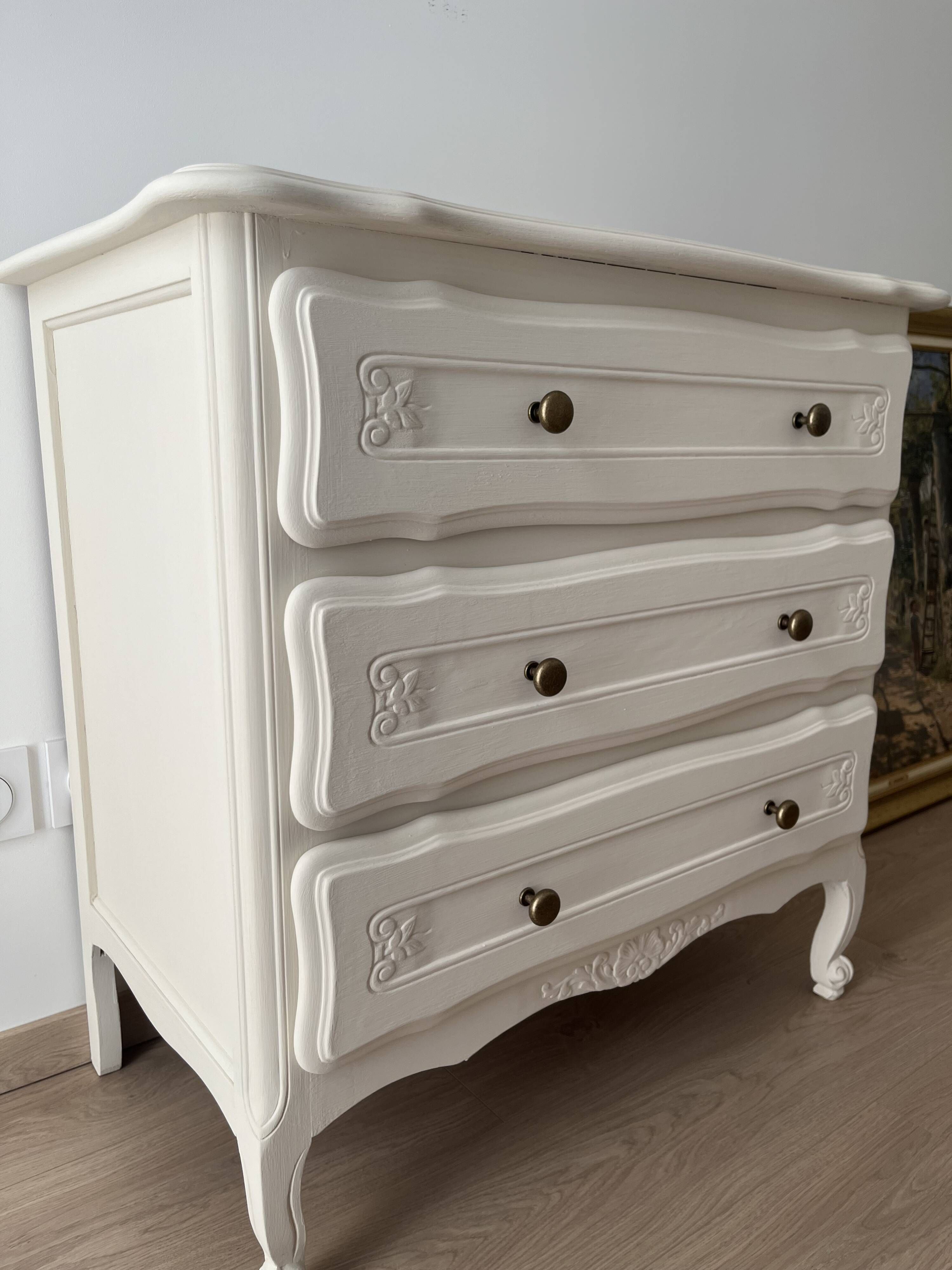 Commode blanc plume