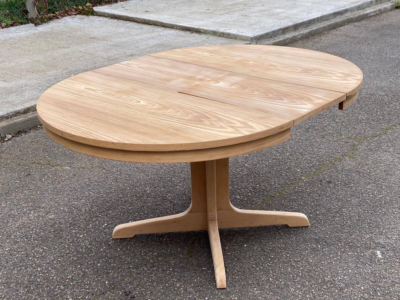 Scandinavian Baumann round extendable dining table with central leg, 115cm.