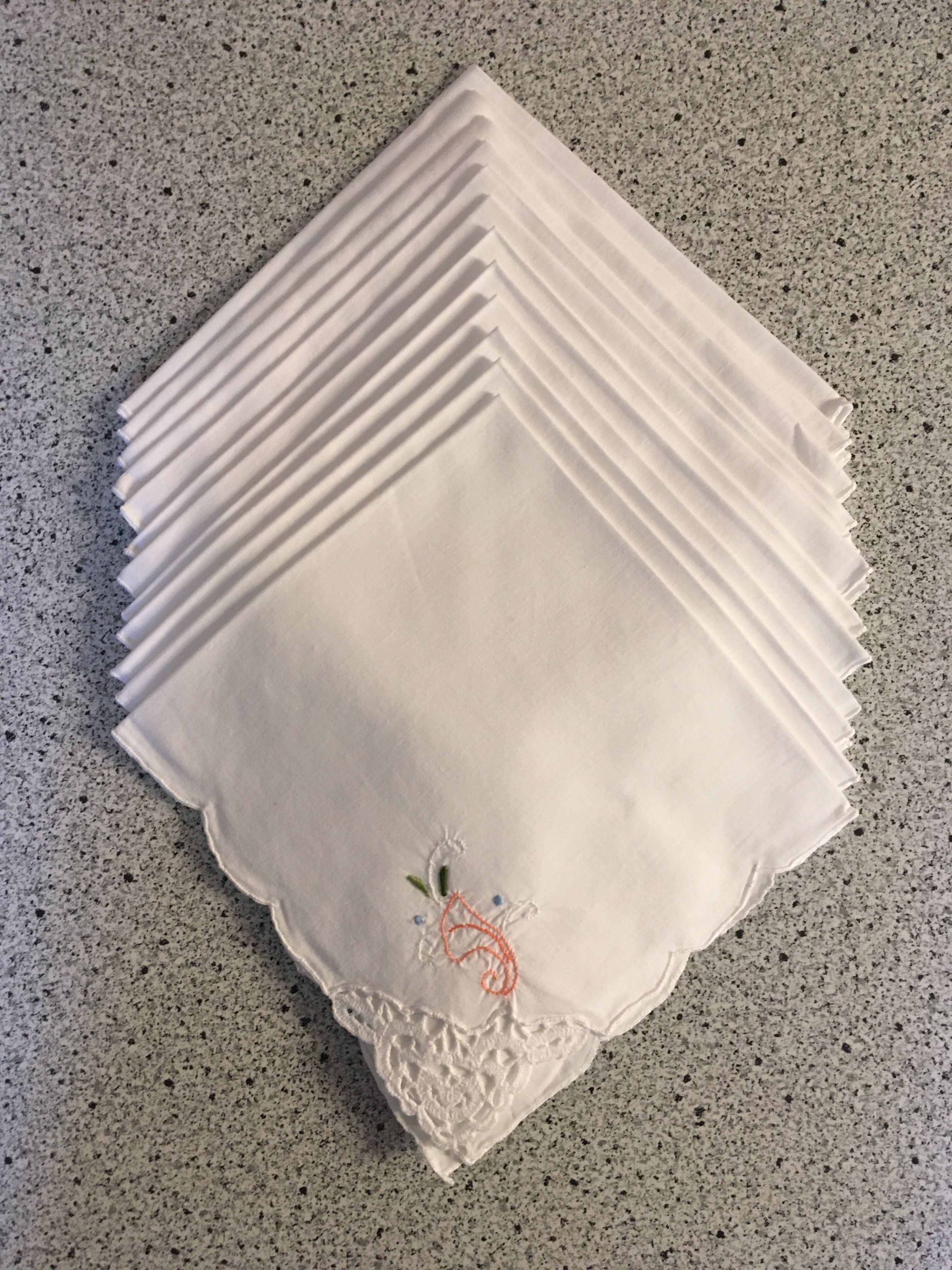 Nappe 160 x 260 ajourée brodée et 12 serviettes