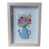 Composition d'un bouquet de fleurs de jardin à l'aquarelle dans un arrosoir en argile fait main