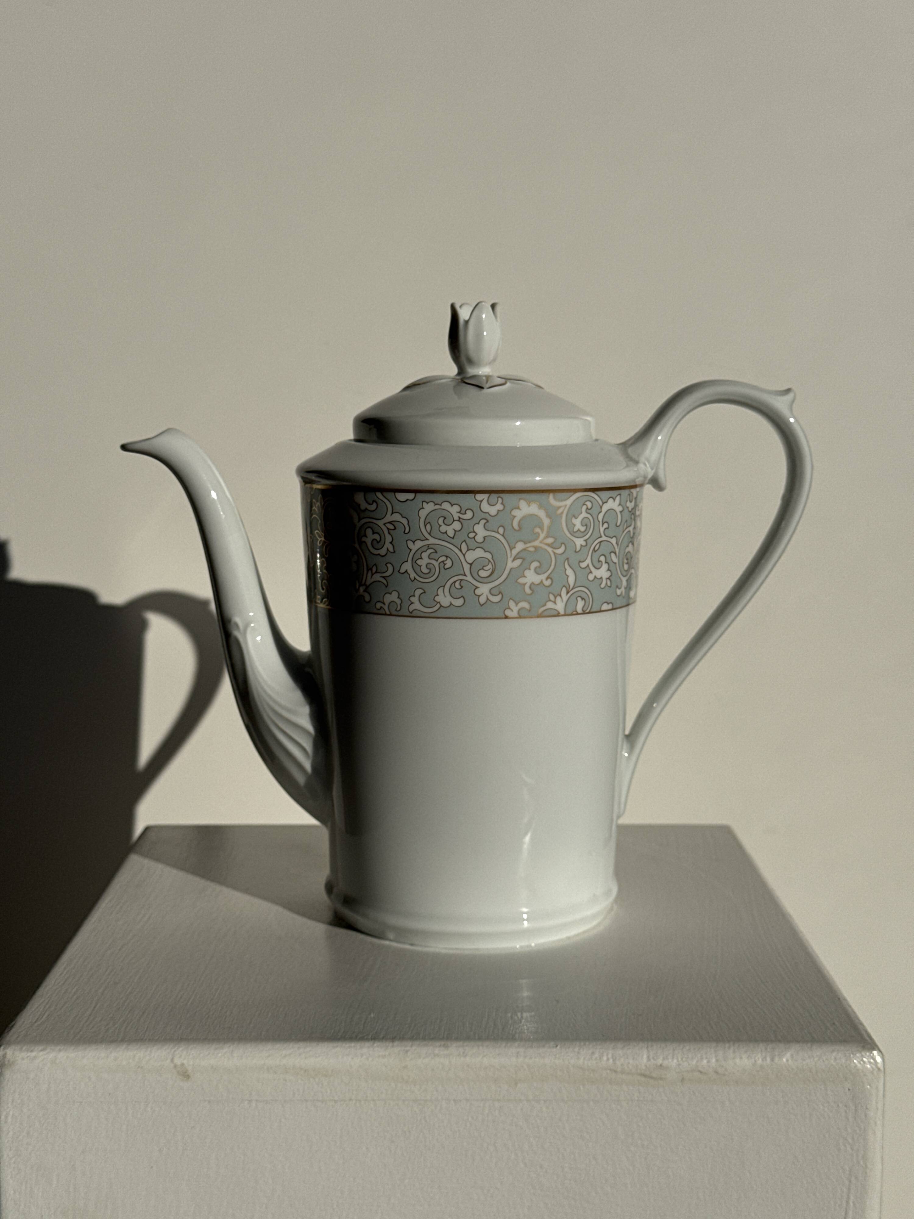 Bavarian porcelain teapot from Germany with blue frieze and flower lid H23