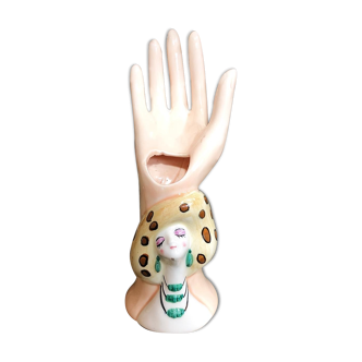 Hand baguier woman in hat