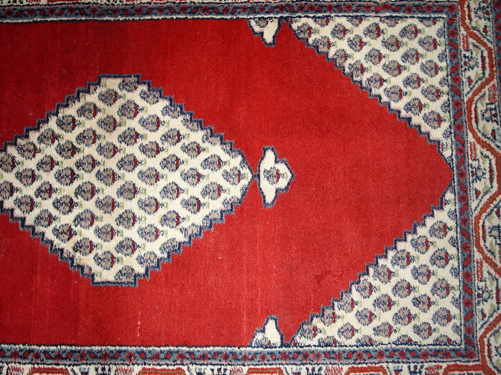 Tapis Vintage Seraband Indien en Laine, Années 1970, Élégance Artisanale