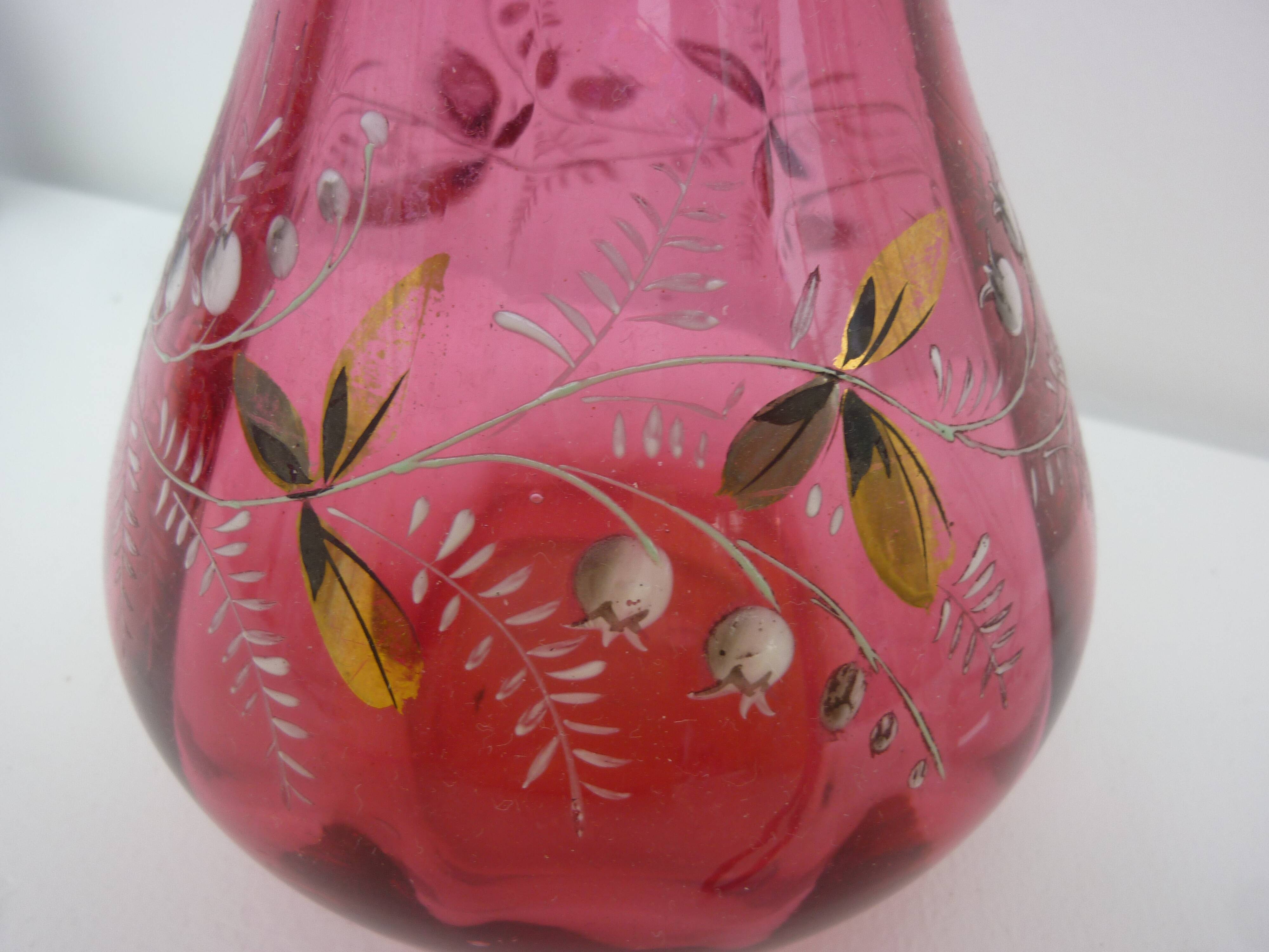 Carafe verre rose rouge à facettes ,décor floral muguet émaillé et peint
