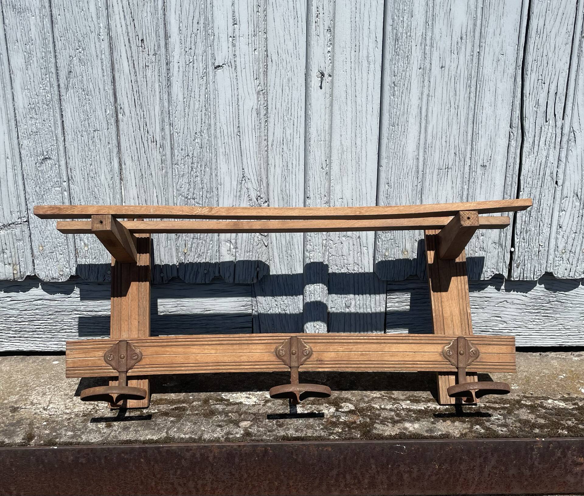Wall-mounted coat rack in solid wood with shelf