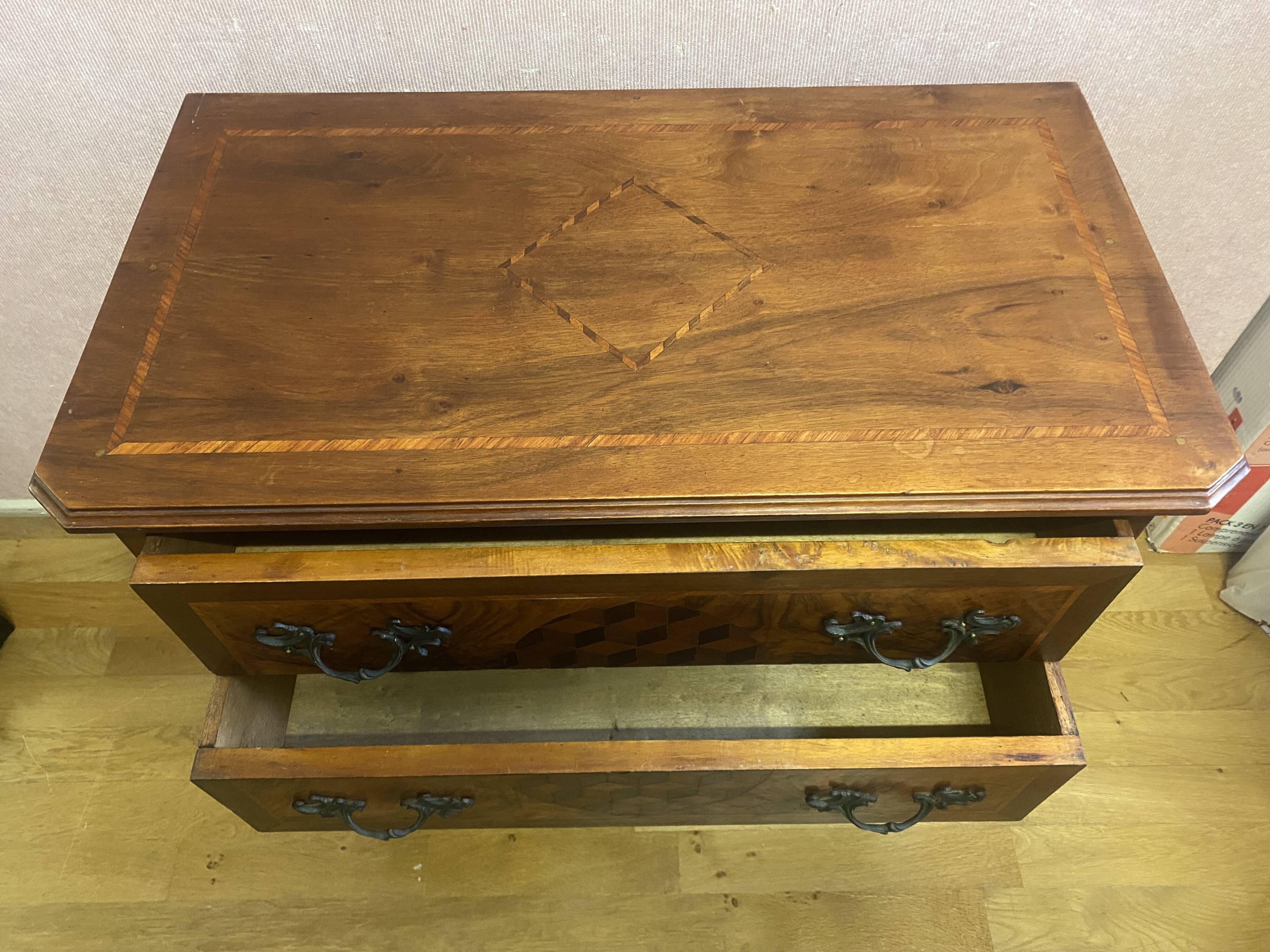 Petite commode de style Louis X.V. en parqueterie de bois de rose;