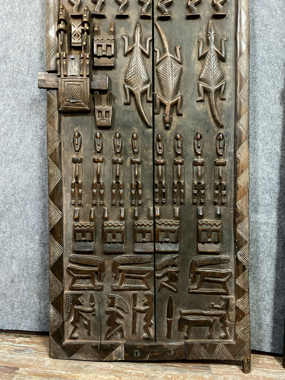 Central Africa around 1900 2 very large doors entirely carved iguanas,