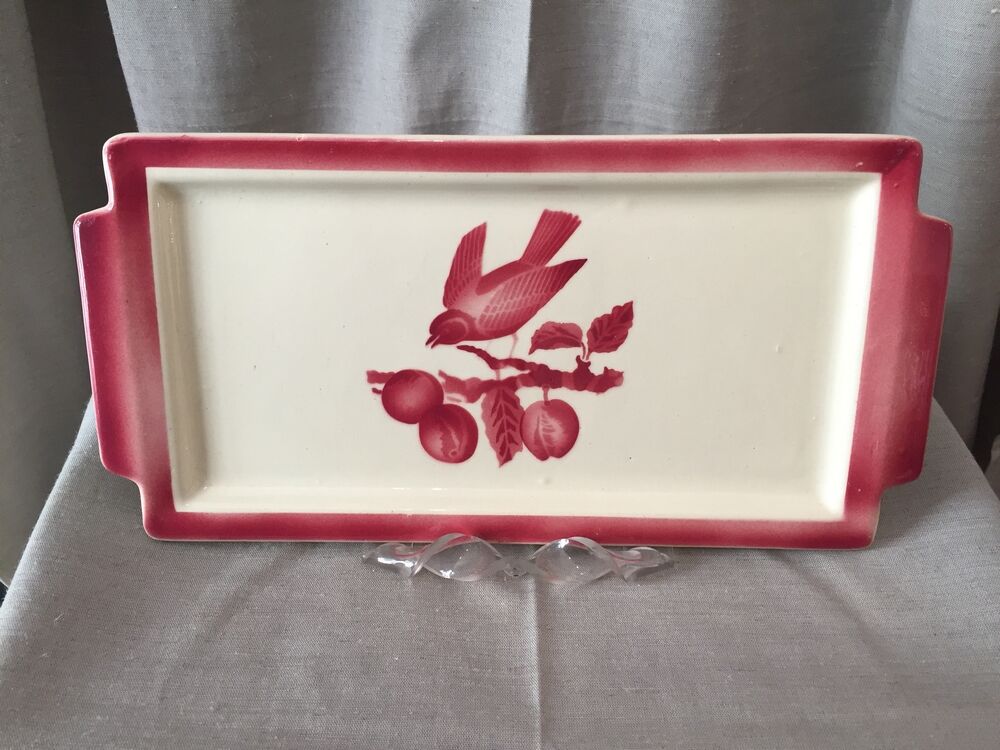 Cake dish bird pattern on its branch in red and white tones