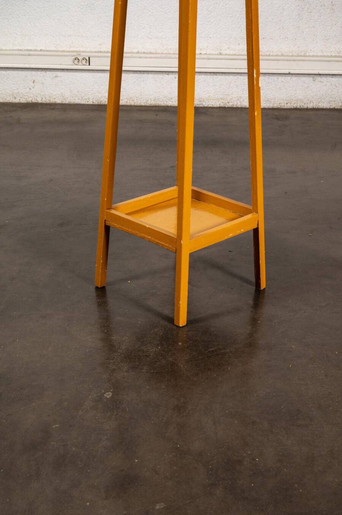 Porte plante en bois peint