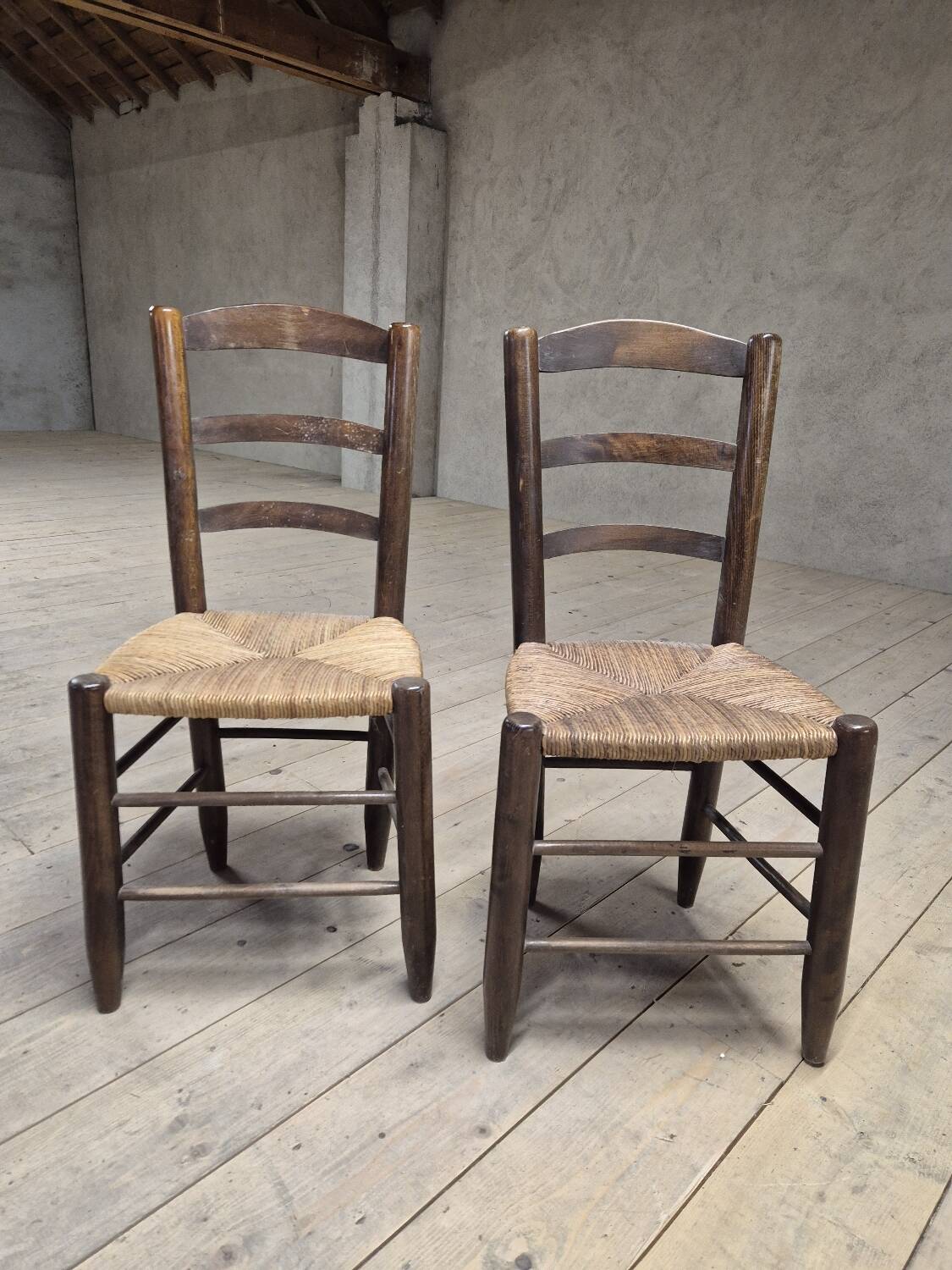 Pair of rustic country mountain straw chairs, old 1950s