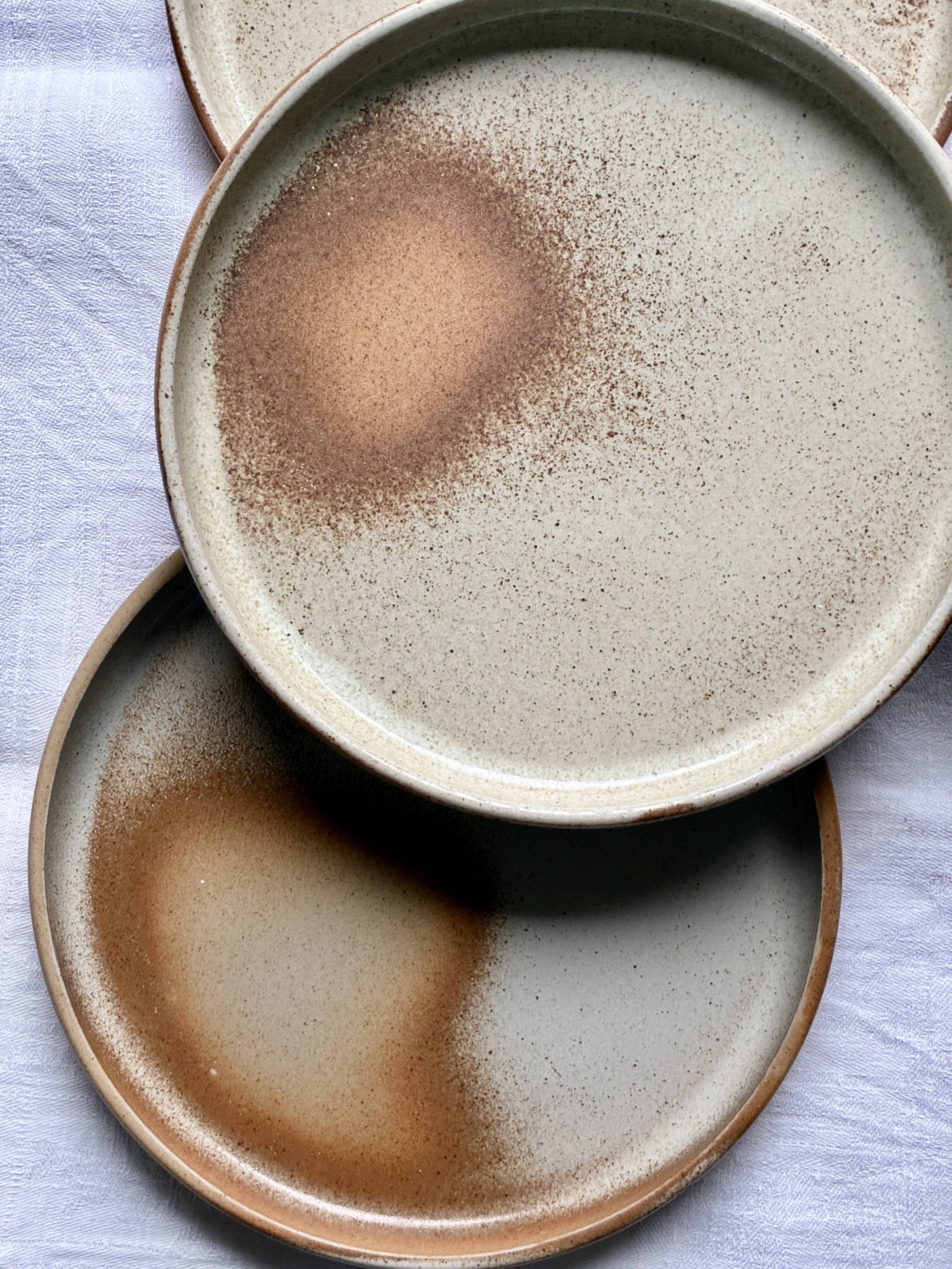 Flat stoneware plates