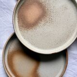 Flat stoneware plates