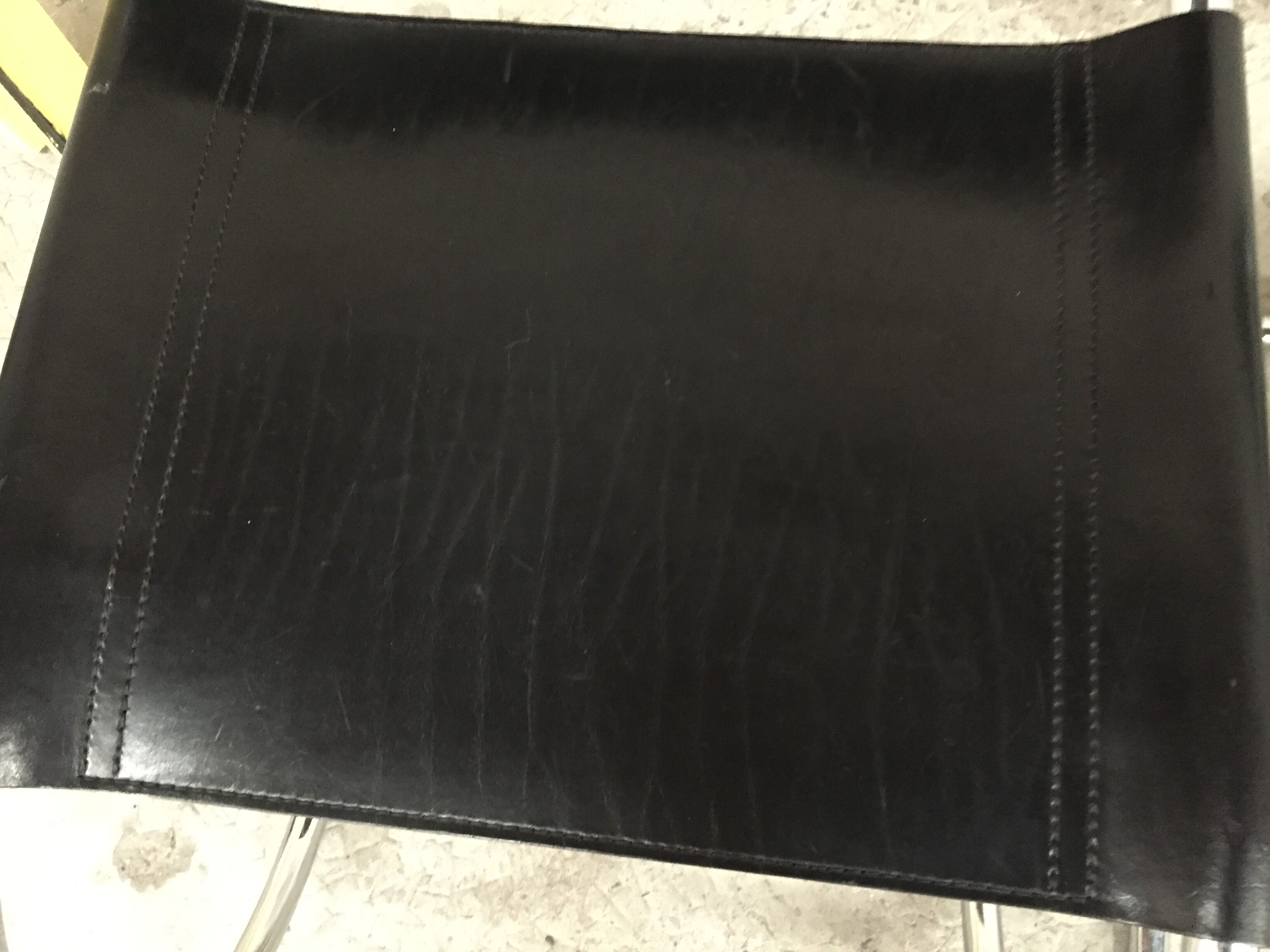 Set of 4 black leather chairs by Ludwig Mies Van Der Rohe