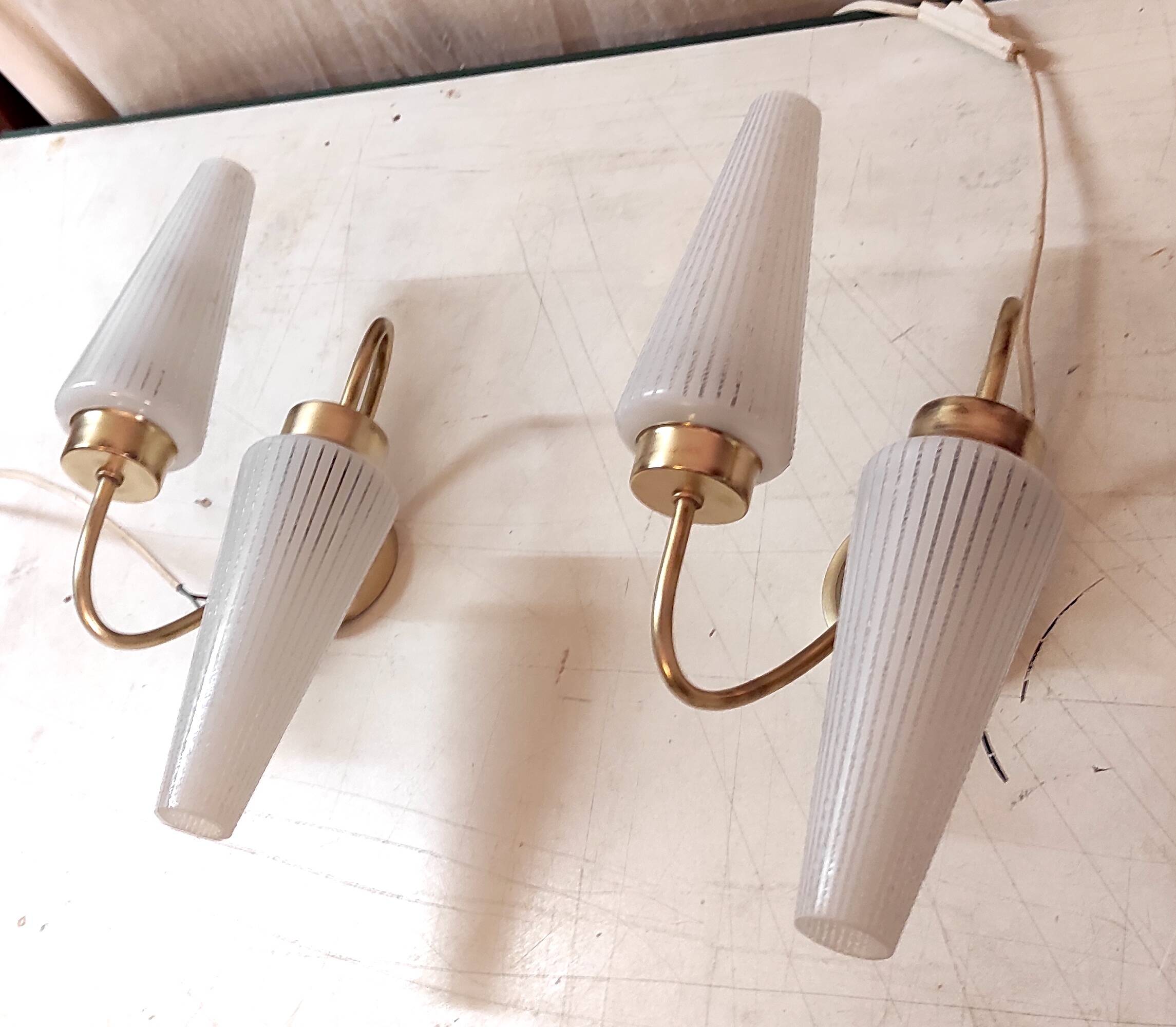 Appliques asymétriques en laiton et tulipe en opaline, années 50-60