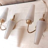 Appliques asymétriques en laiton et tulipe en opaline, années 50-60