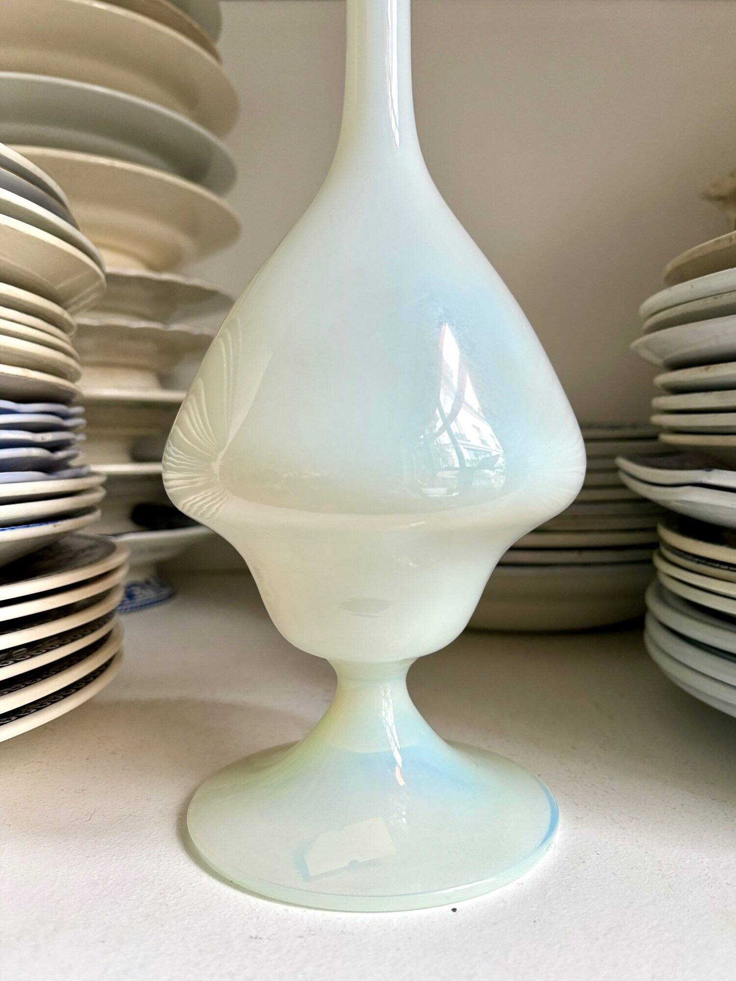 Vase, single-flower vase in white opaline
