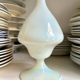 Vase, soliflore en opaline blanche