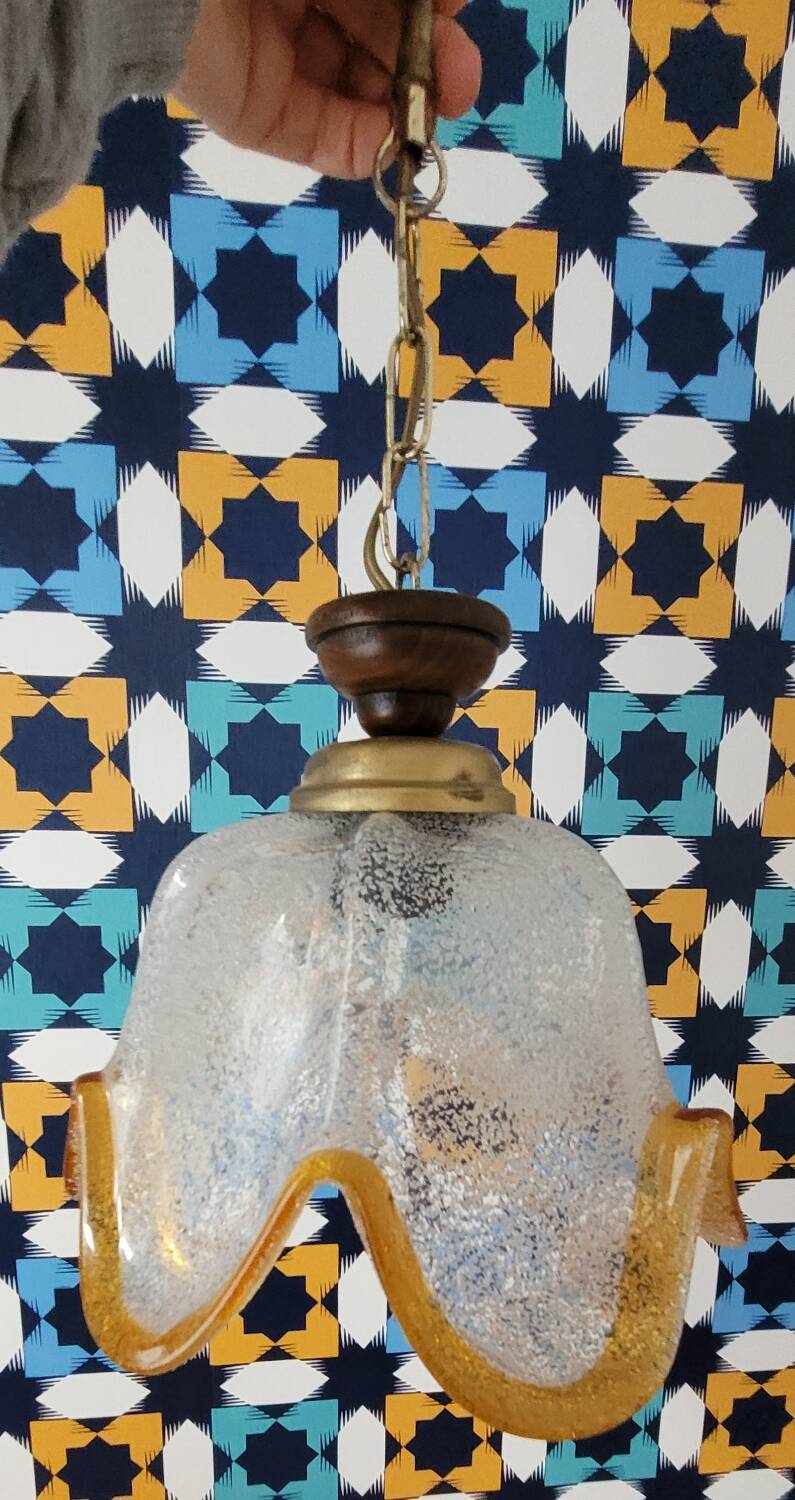 Suspension tulip glass with a textured finish