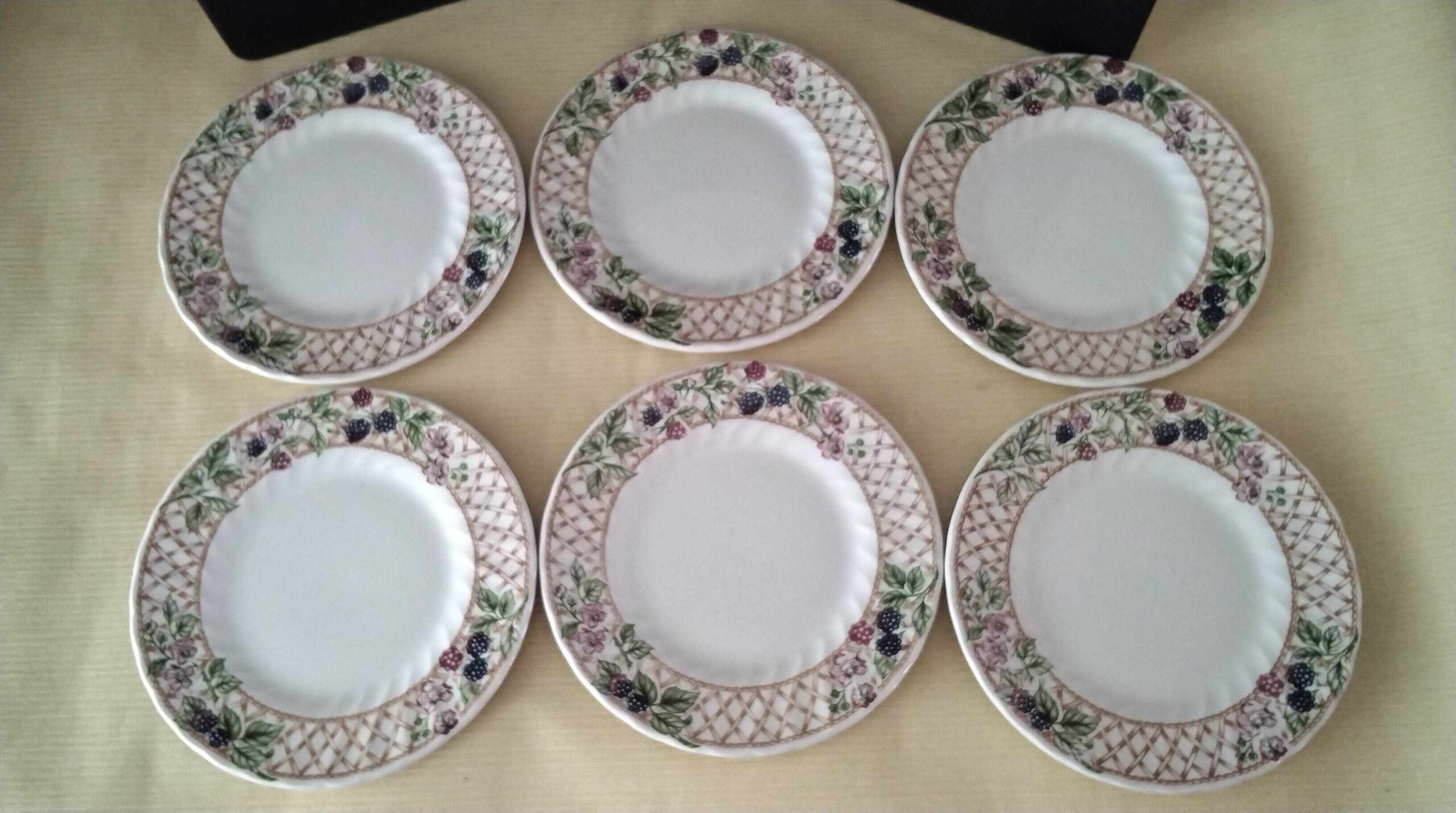 6 dessert plates in Churchill porcelain, model "Blackberry Trellis"