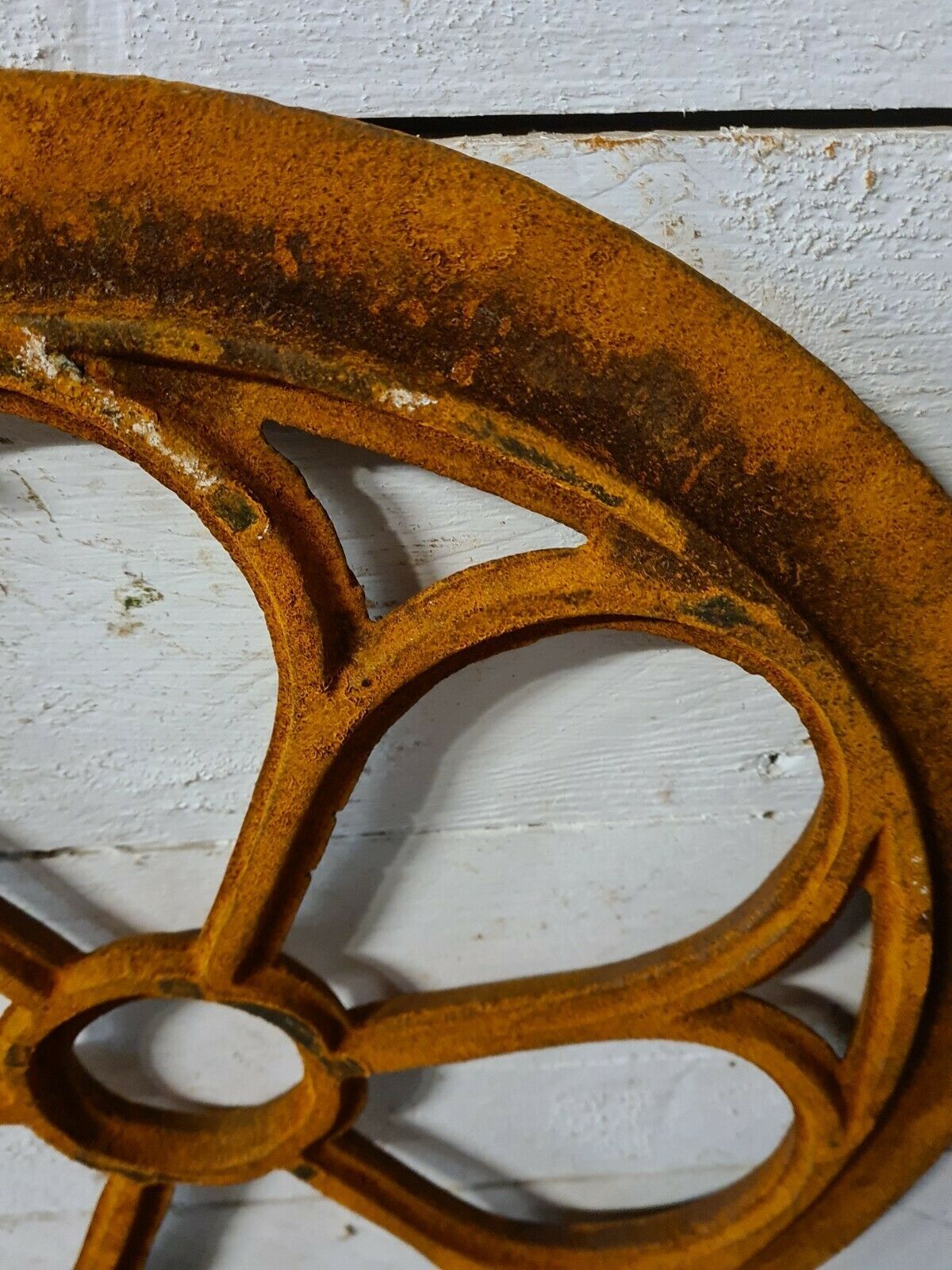Fenêtre oeil de boeuf en fonte en forme de fleur