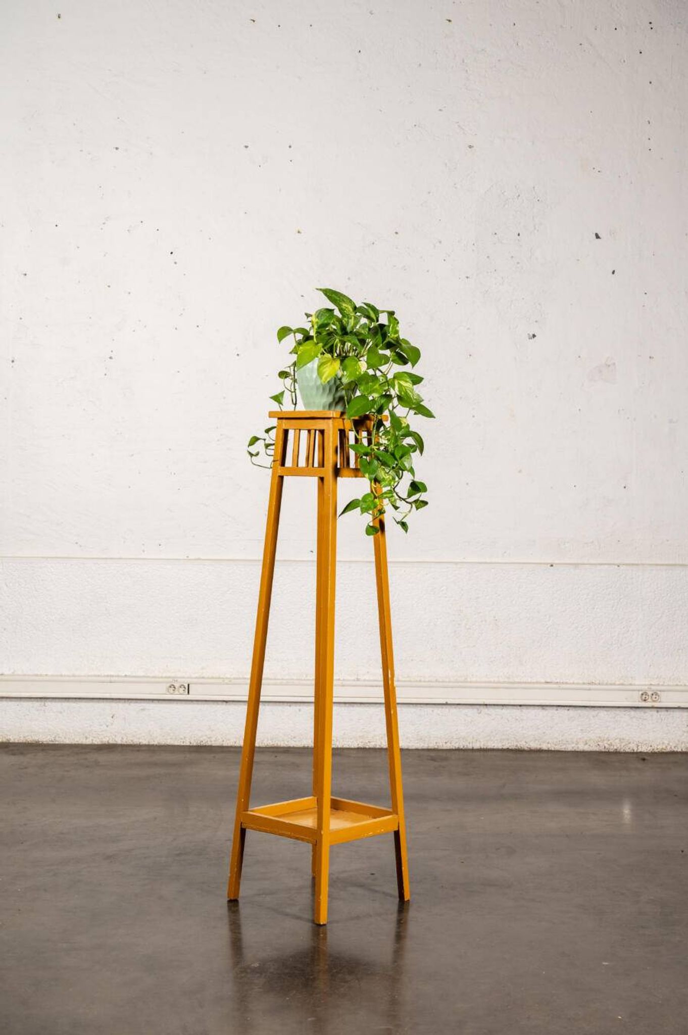 Porte plante en bois peint