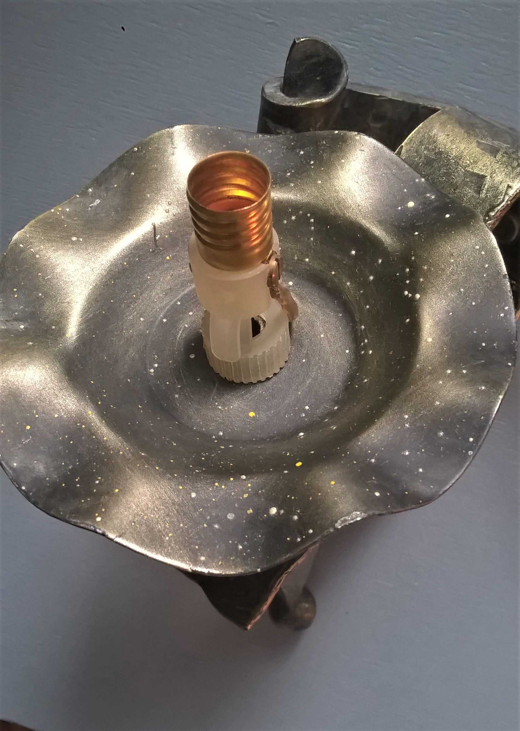 Applies two fires and fleur-de-lys in hammered wrought iron and patina in the old way in the medieval taste