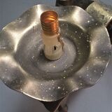 Applies two fires and fleur-de-lys in hammered wrought iron and patina in the old way in the medieval taste