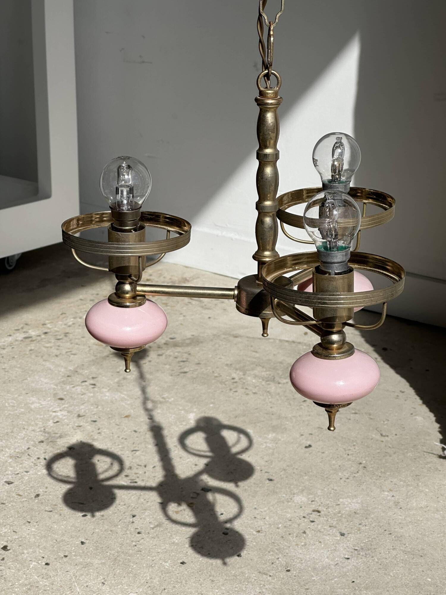 Petit lustre rose et doré à 3 bras de lumières