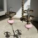 Petit lustre rose et doré à 3 bras de lumières