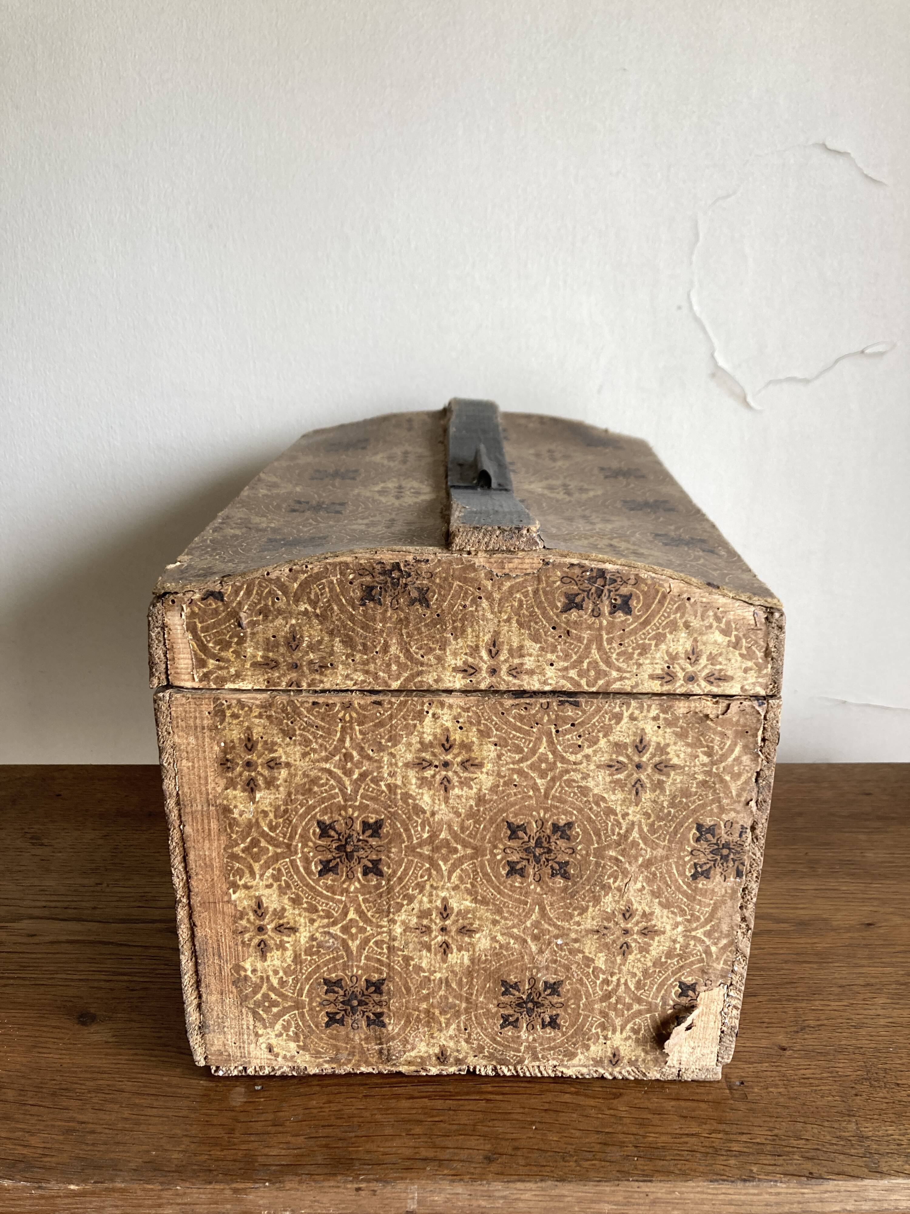 Domed chest in domino paper, 19th century.