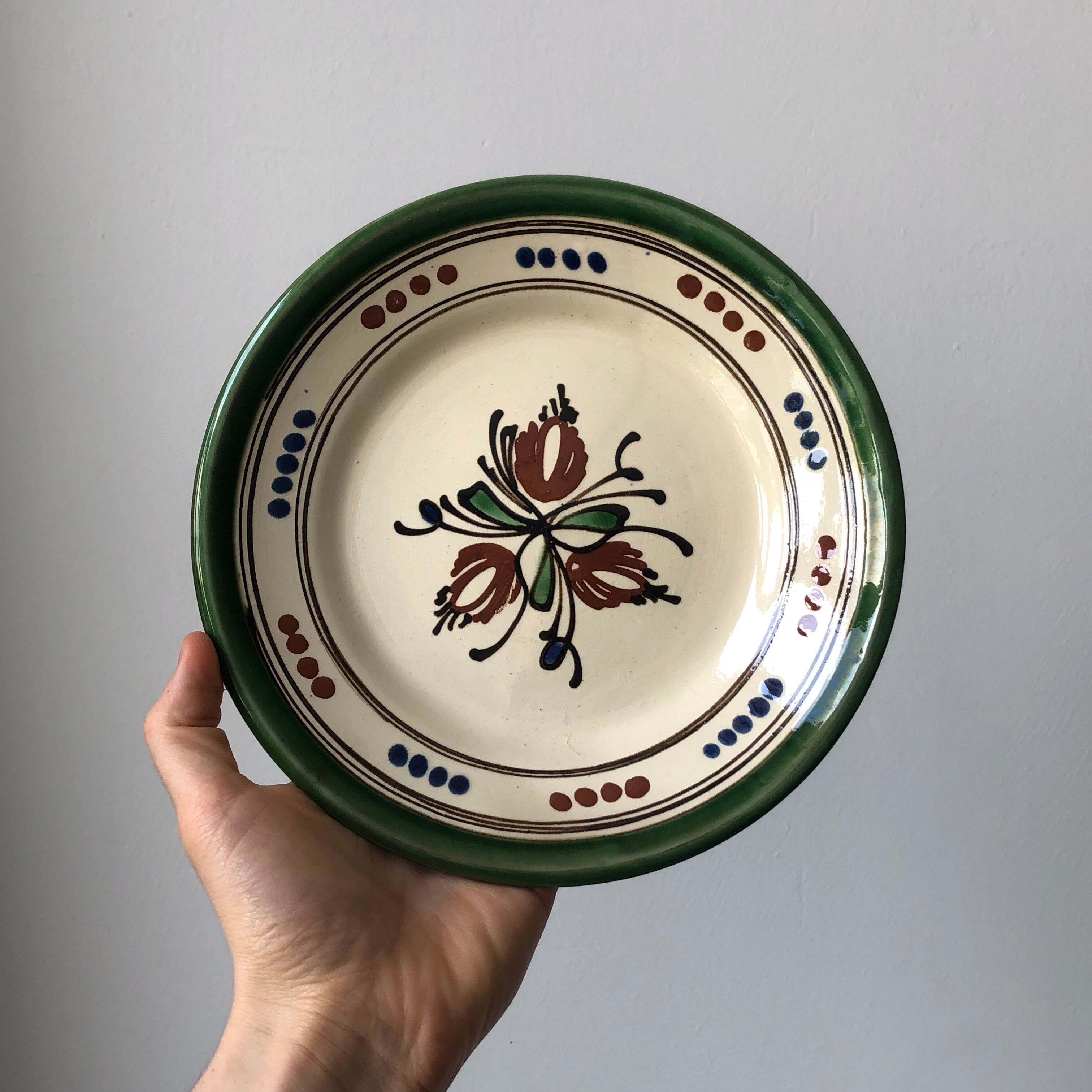 Very decorative serving plate in terracotta, floral and geometric motifs.