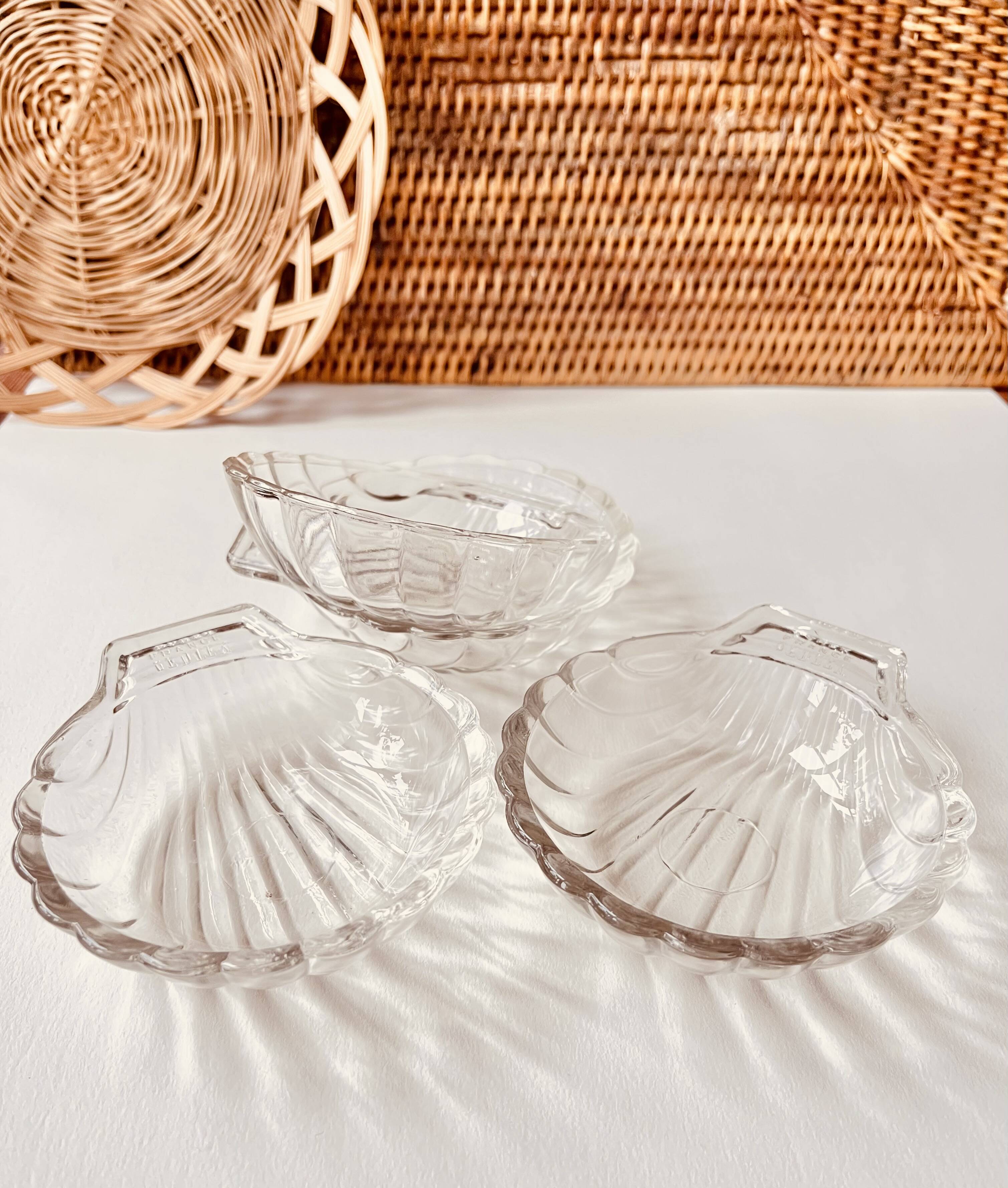 4 shell-shaped cups
