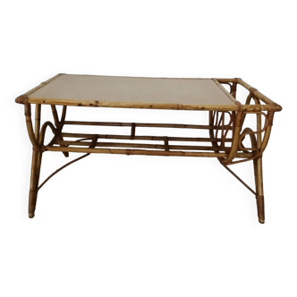 Table basse en rotin avec porte revues