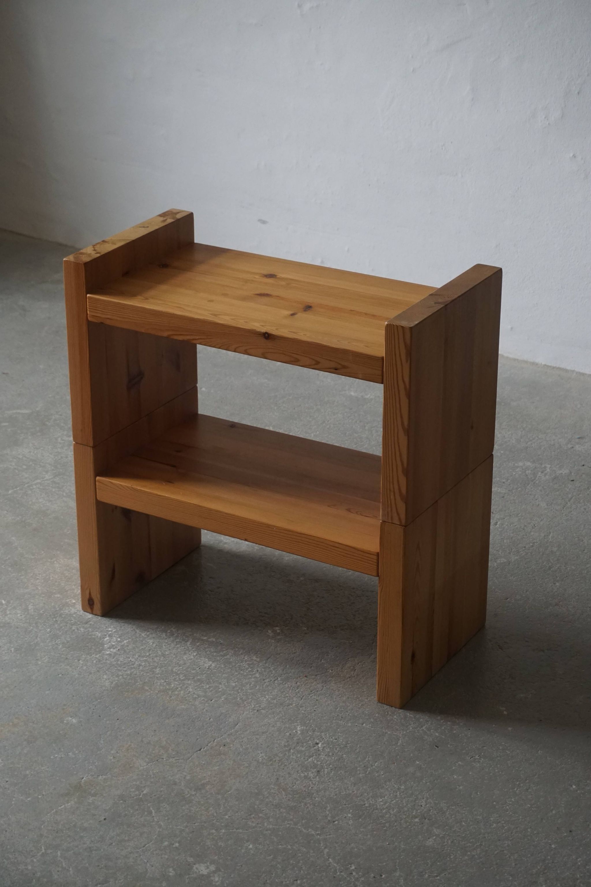 Paire de stands de nuit modernes et brutalistes scandinaves en pin massif, années 1970