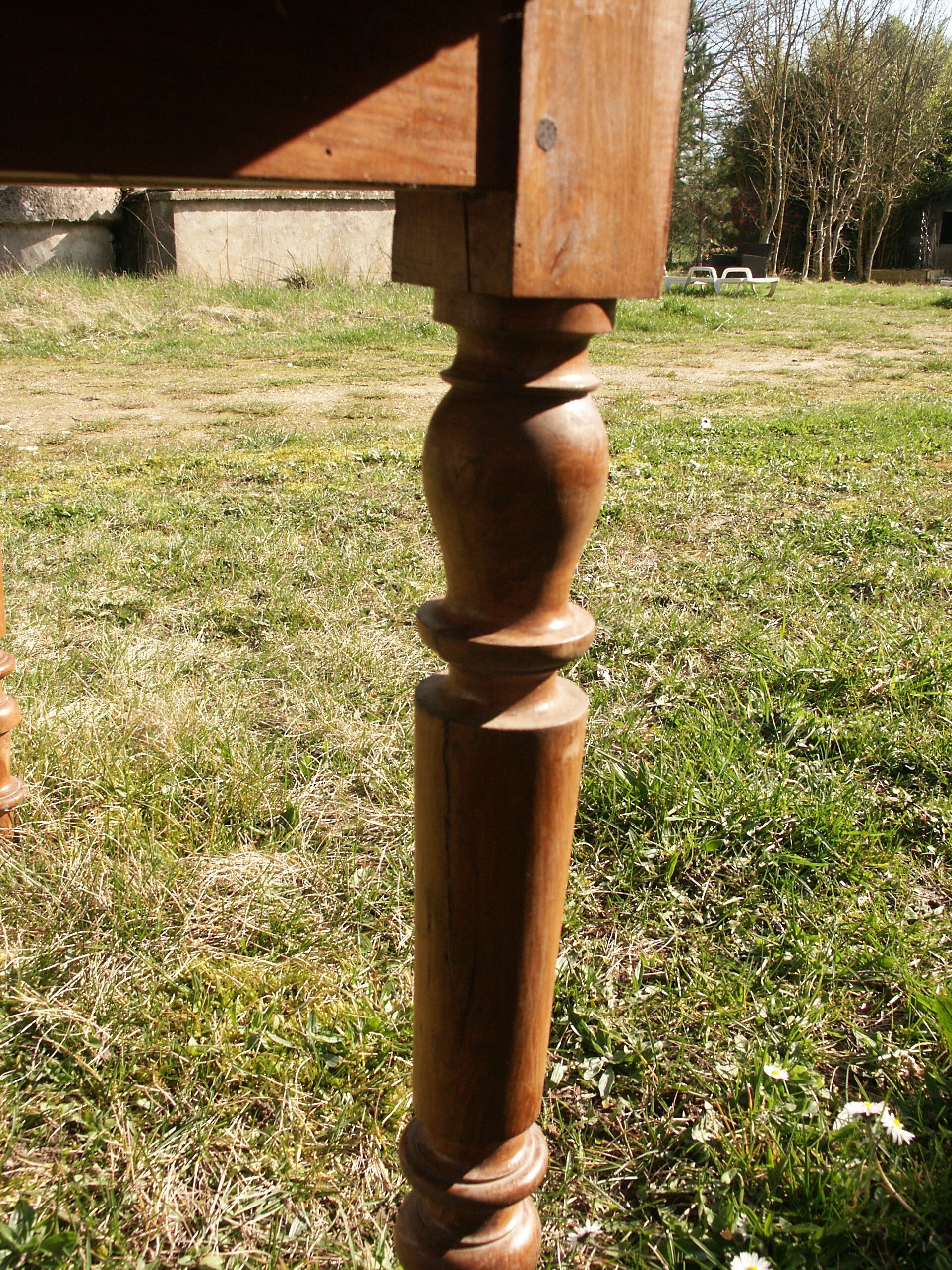Round drop-leaf table in beech and pine