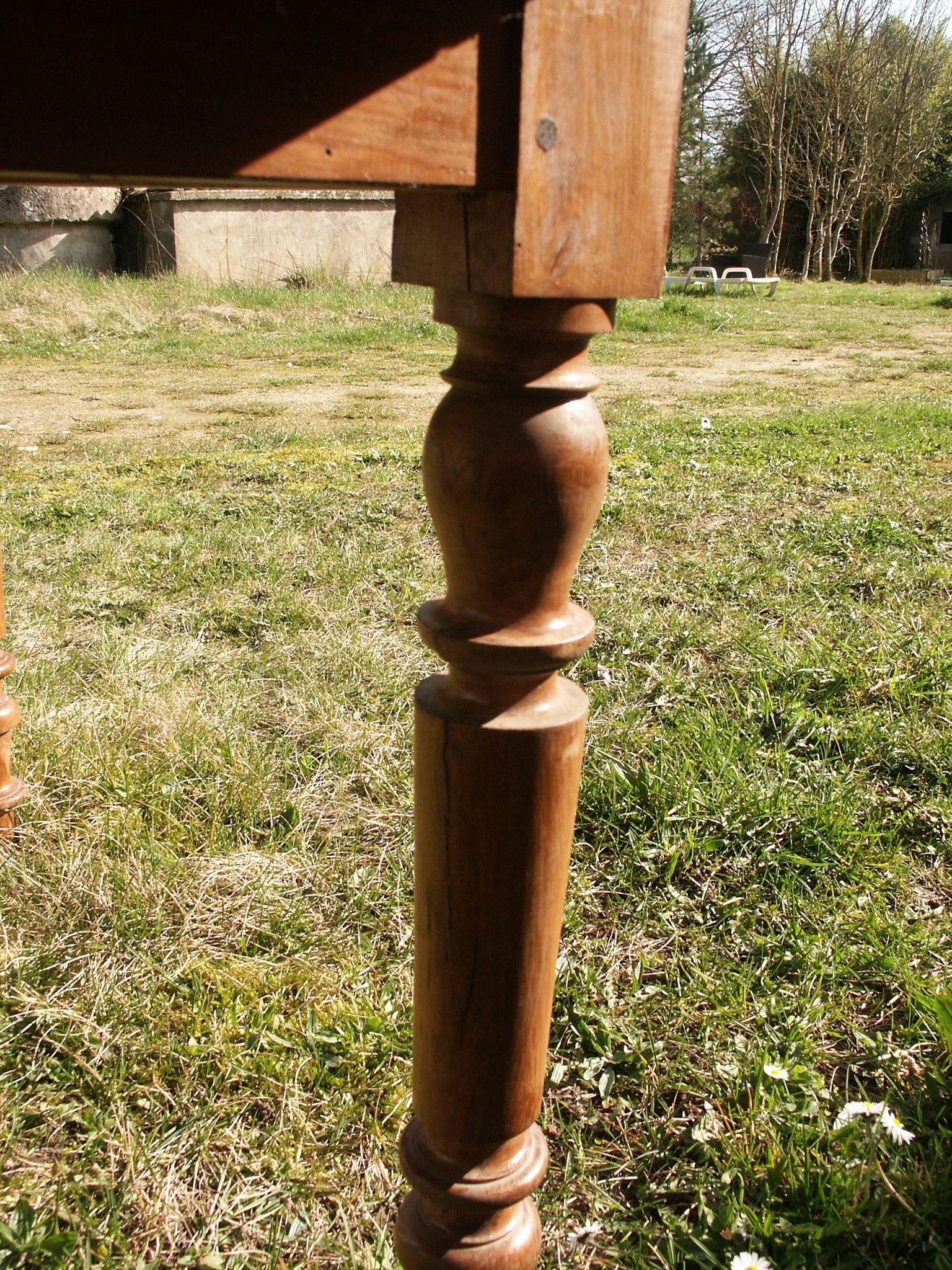 Round drop-leaf table in beech and pine