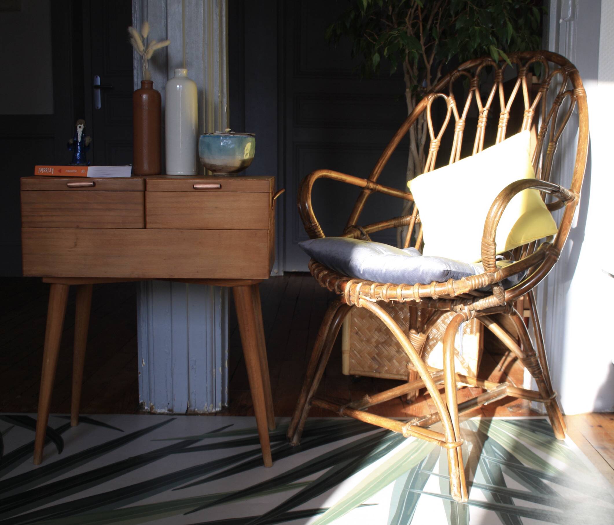 Wooden sewing worker/furniture with compass feet