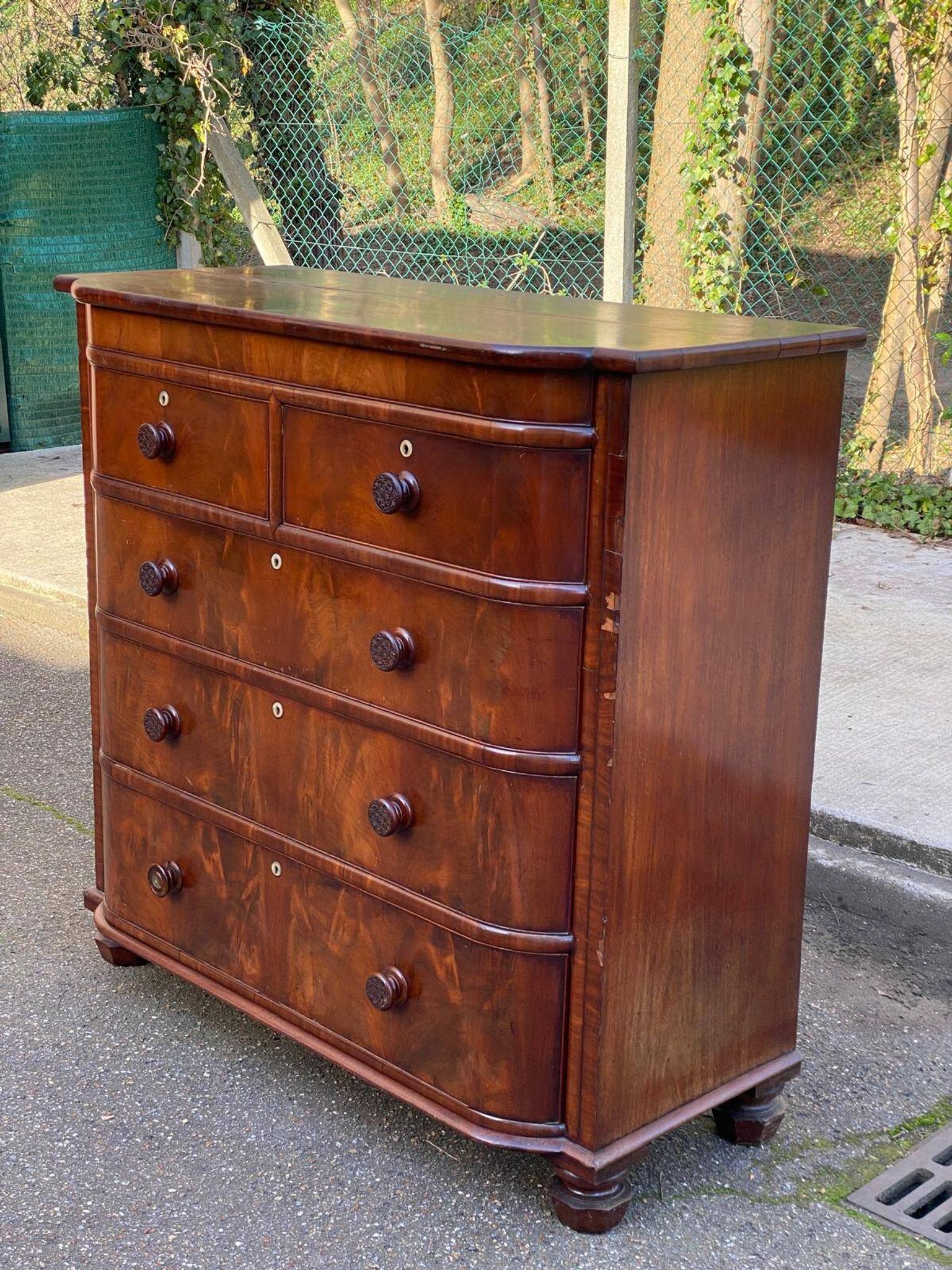 Victorian English commode in solid mahogany wood, 1930.