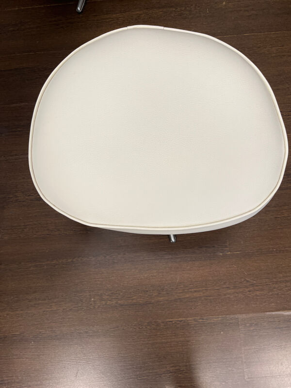 Ancien fauteuil de coiffure et son repose pieds