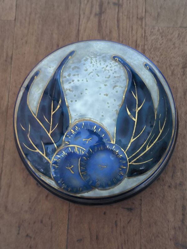 Camille THARAUD Boîte circulaire en porcelaine signée. 15 cm