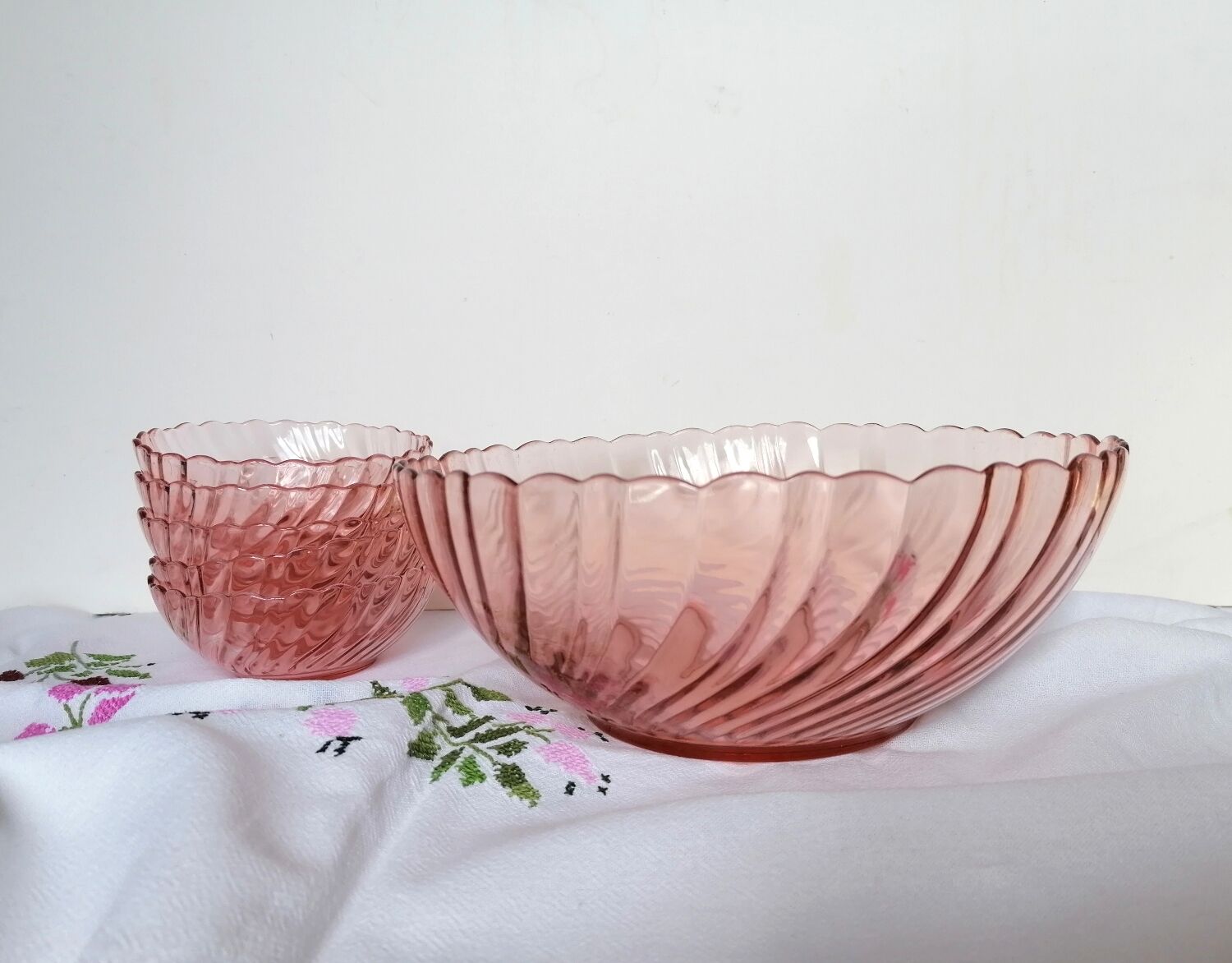 Rosaline service 5 cups and pink glass salad bowl