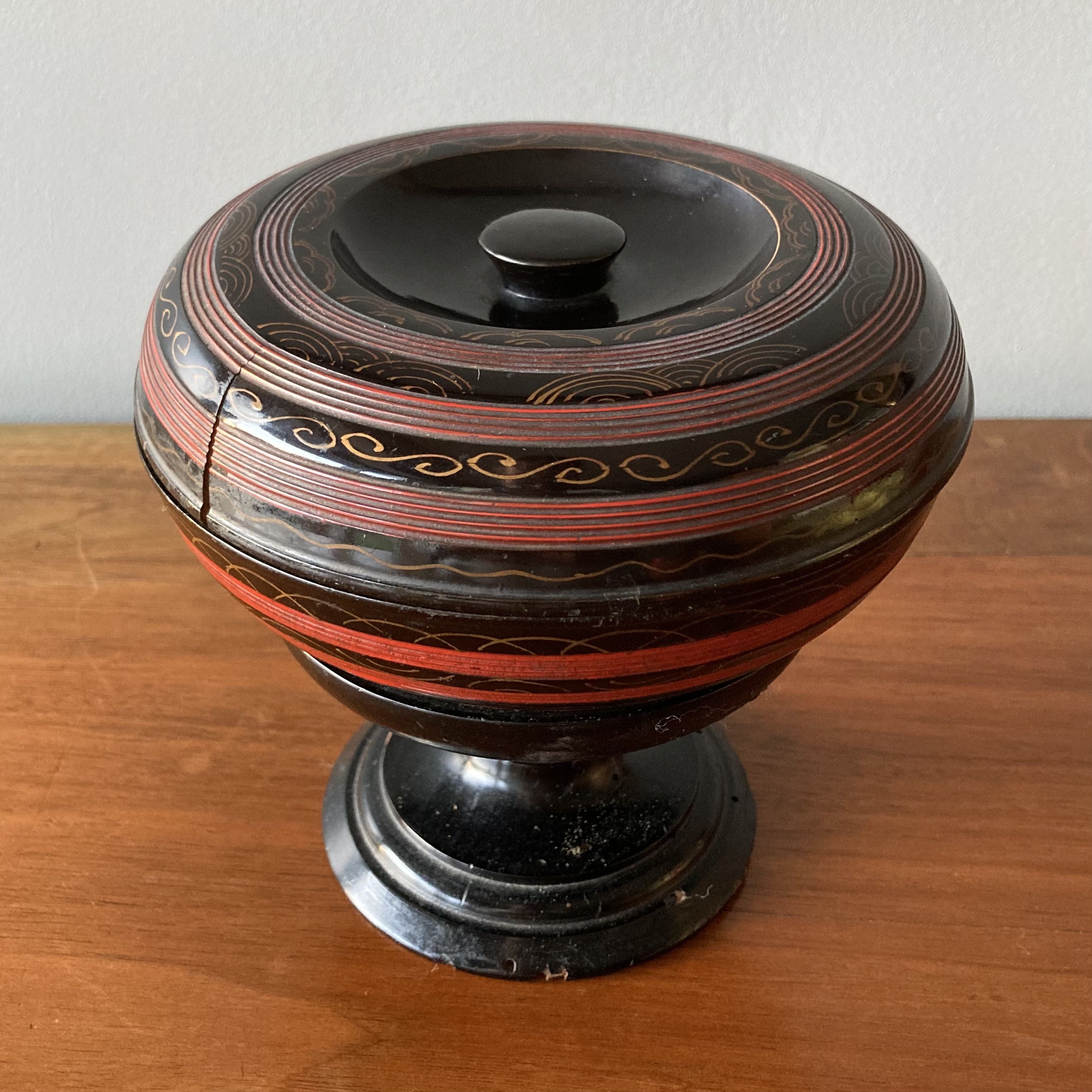Round covered standing box in lacquered wood, Japanese work of the 1930s.
