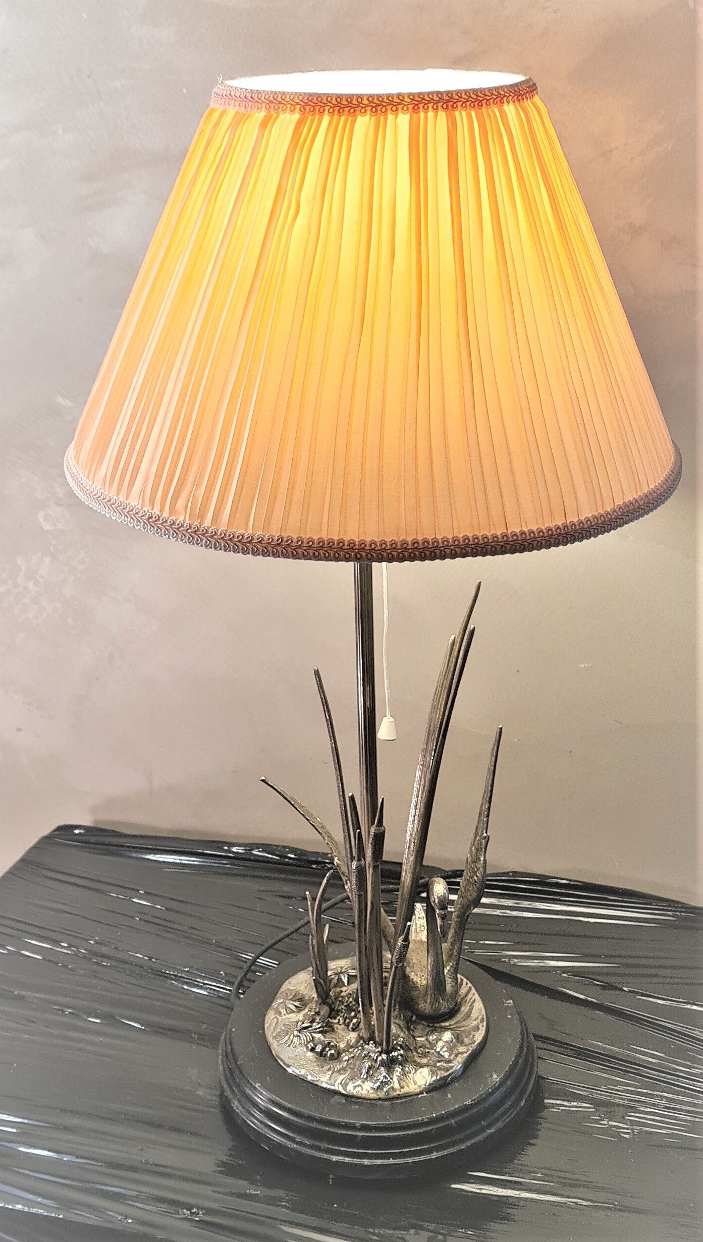 Desk lamp in marble and metal plated silver cigne decorated signed by agudo,