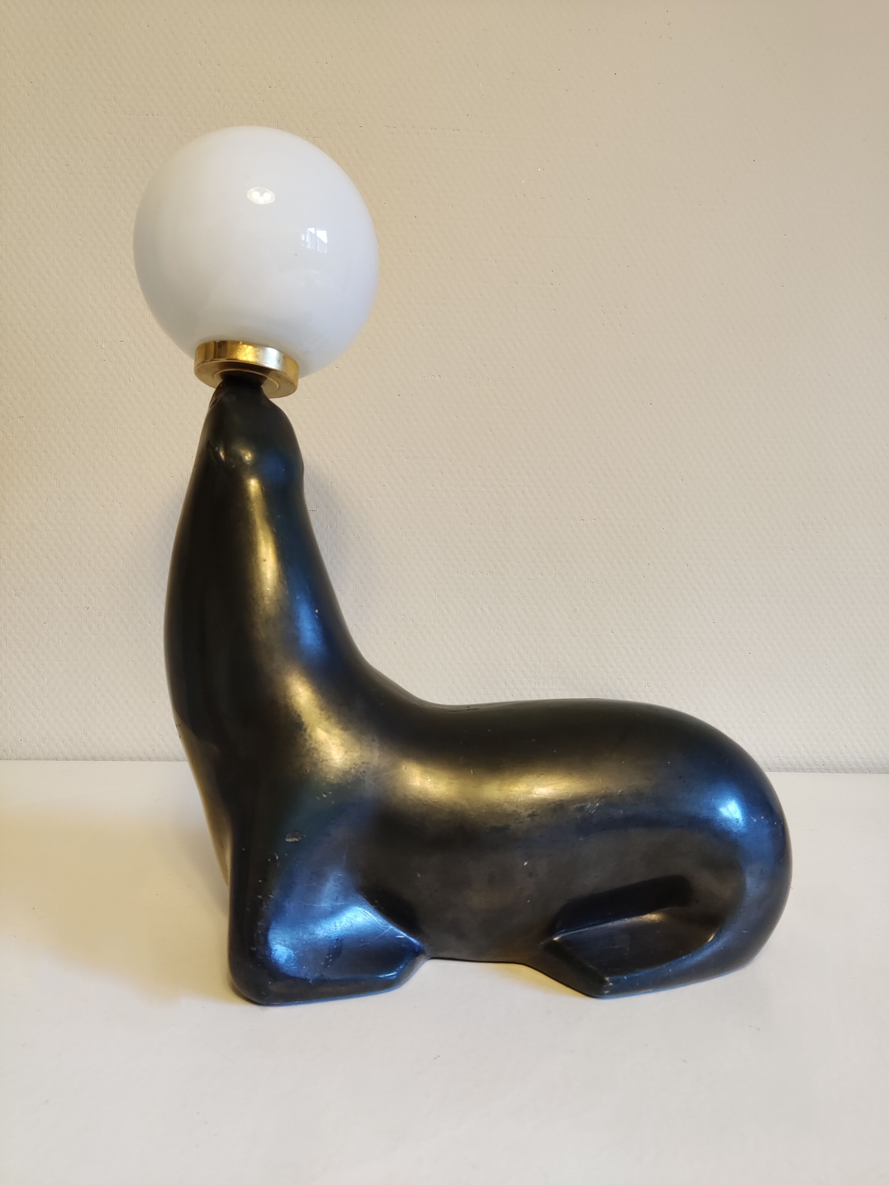 Lampe otarie noire irisée bleue en terre cuite